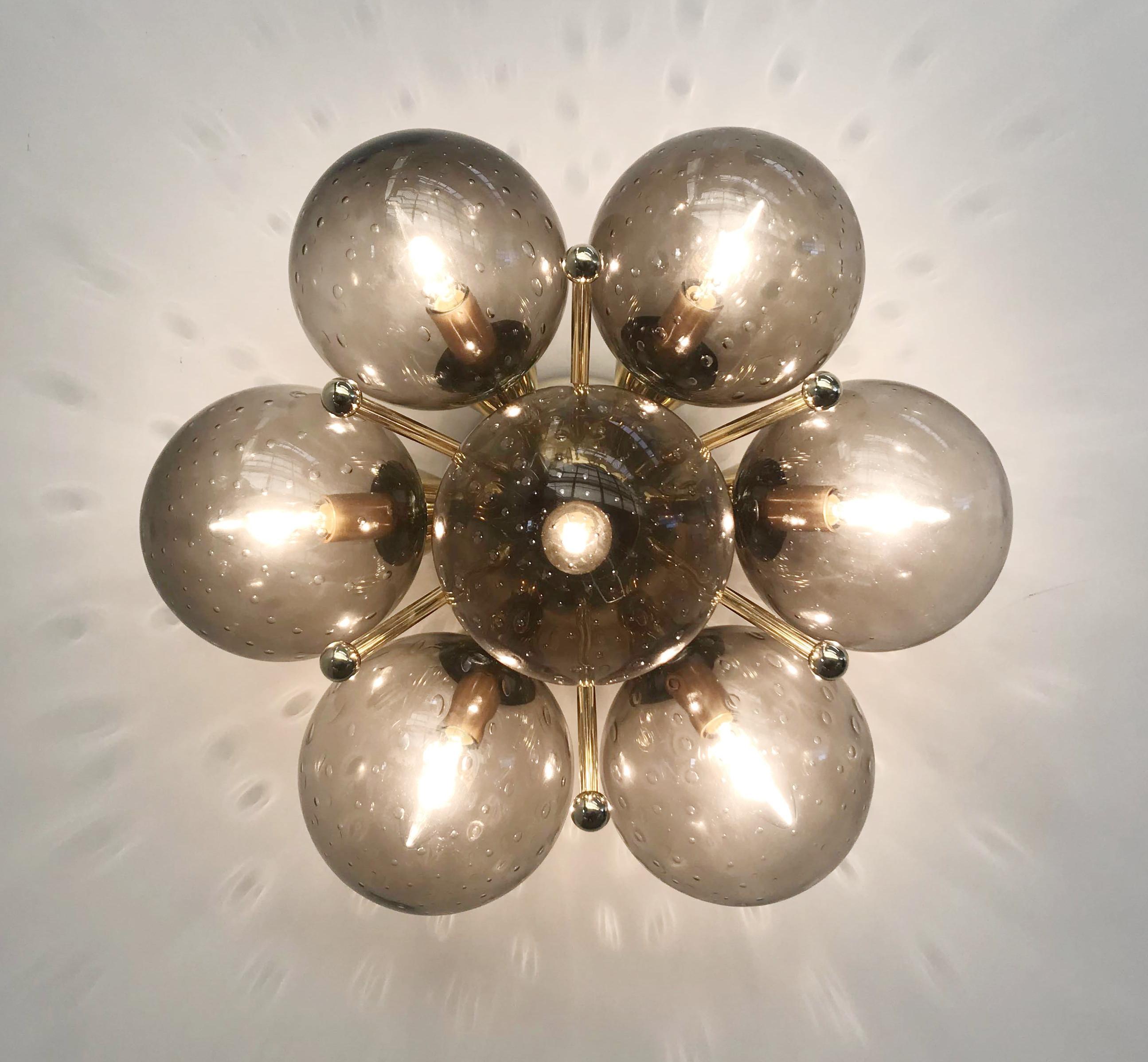 Encastré italien avec globes en verre de Murano montés sur un cadre en laiton massif.
Design/One / Fabio Bergomi / Made in Italy
7 lampes / type E12 ou E14 / max 40W chacune
Diamètre : 22 pouces / Hauteur : 11 pouces
Commande uniquement / Cet