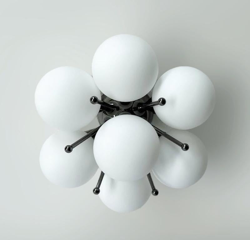 Encastré italien avec globes en verre de Murano montés sur un cadre en laiton massif.
Design/One / Fabio Bergomi / Made in Italy
7 lampes / type E12 ou E14 / max 40W chacune
Diamètre : 22 pouces / Hauteur : 11 pouces
Commande uniquement / Cet
