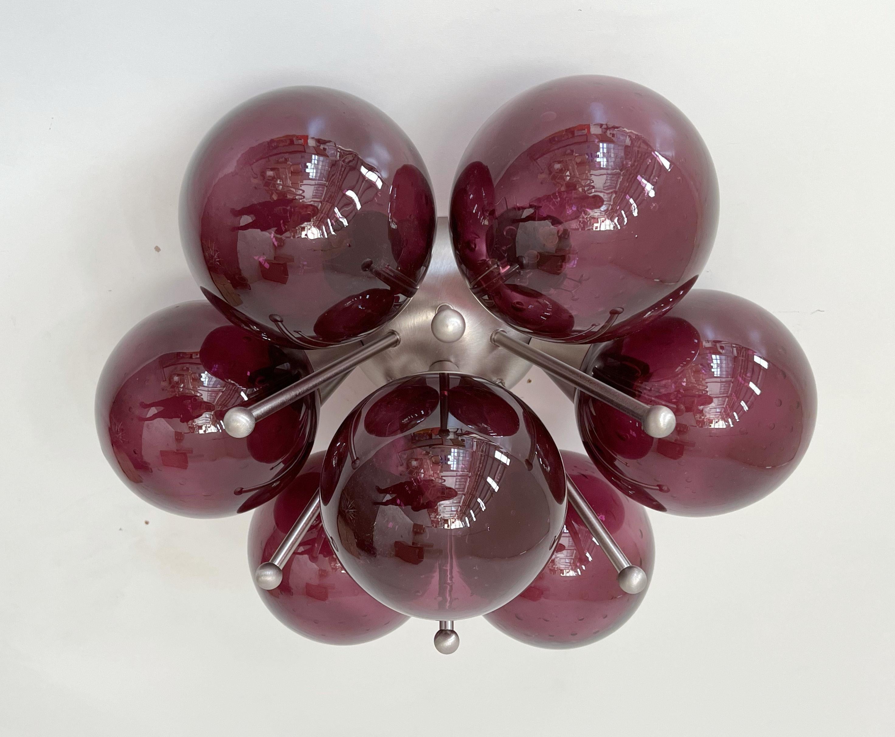 Montatura ad incasso italiana con globi in vetro di Murano montati su una struttura in ottone massiccio
Disegnato da Fabio Bergomi / Made in Italy
7 luci / tipo E12 o E14 / max 40W ciascuna
Diametro: 22 pollici / Altezza: 11 pollici
Solo su