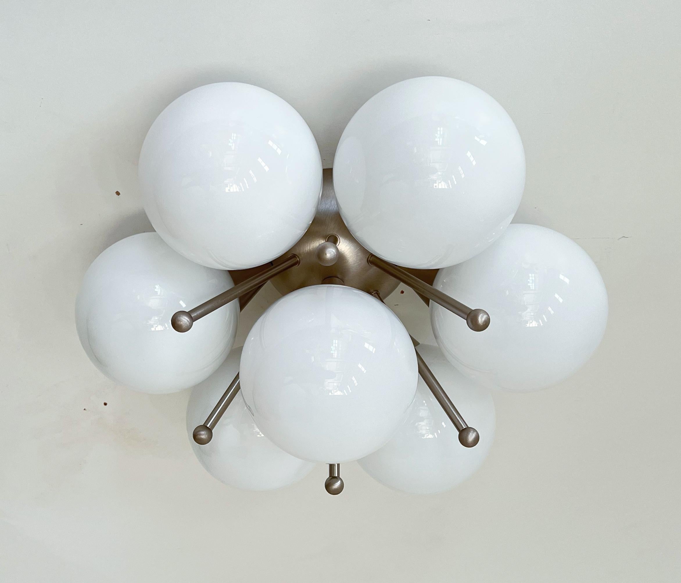 Empotrable italiano con globos de cristal de Murano montados en marco de latón macizo
Diseñado por Fabio Bergomi / Fabricado en Italia
7 luces / tipo E12 o E14 / máx. 40W cada una
Diámetro: 22 pulgadas / Altura: 11 pulgadas
Sólo pedido / Este
