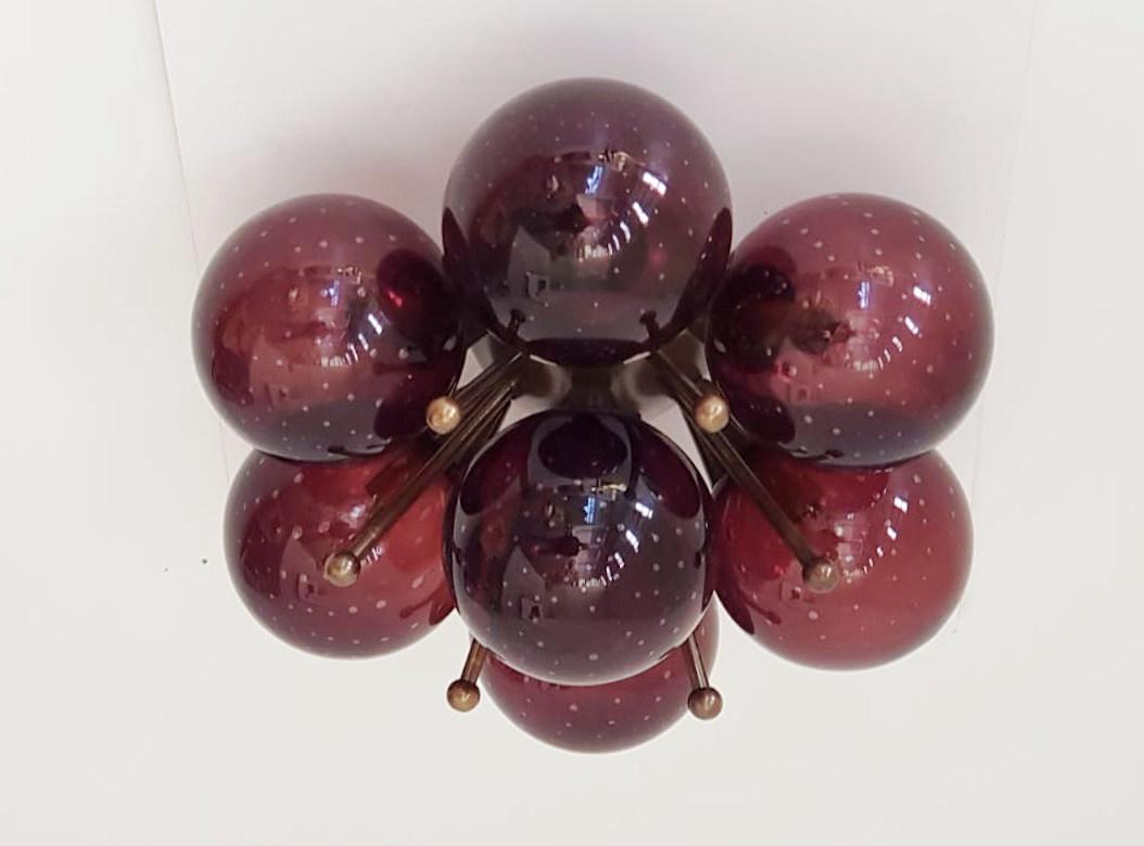 Encastré italien avec globes en verre de Murano montés sur un cadre en laiton massif.
Conçu par Fabio Bergomi / Fabriqué en Italie.
7 lampes / type E12 ou E14 / max 40 W chacune.
Dimensions : diamètre : 22 pouces / hauteur : 11 pouces.
Commande