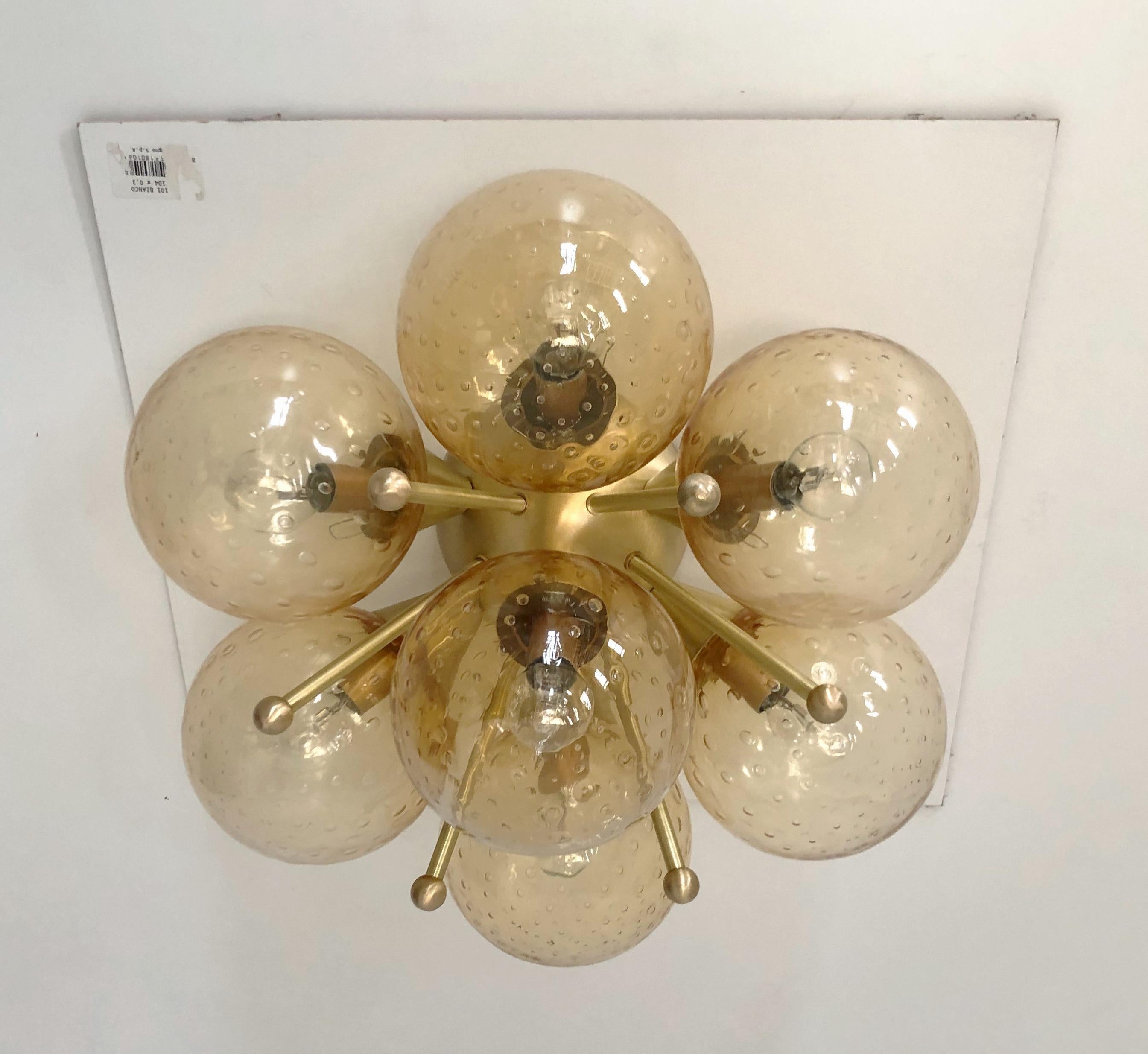 Encastré italien avec globes en verre de Murano montés sur un cadre en laiton massif.
Design/One / Fabio Bergomi / Made in Italy
7 lampes / type E12 ou E14 / max 40W chacune
Diamètre : 22 pouces / Hauteur : 11 pouces
Commande uniquement / Cet