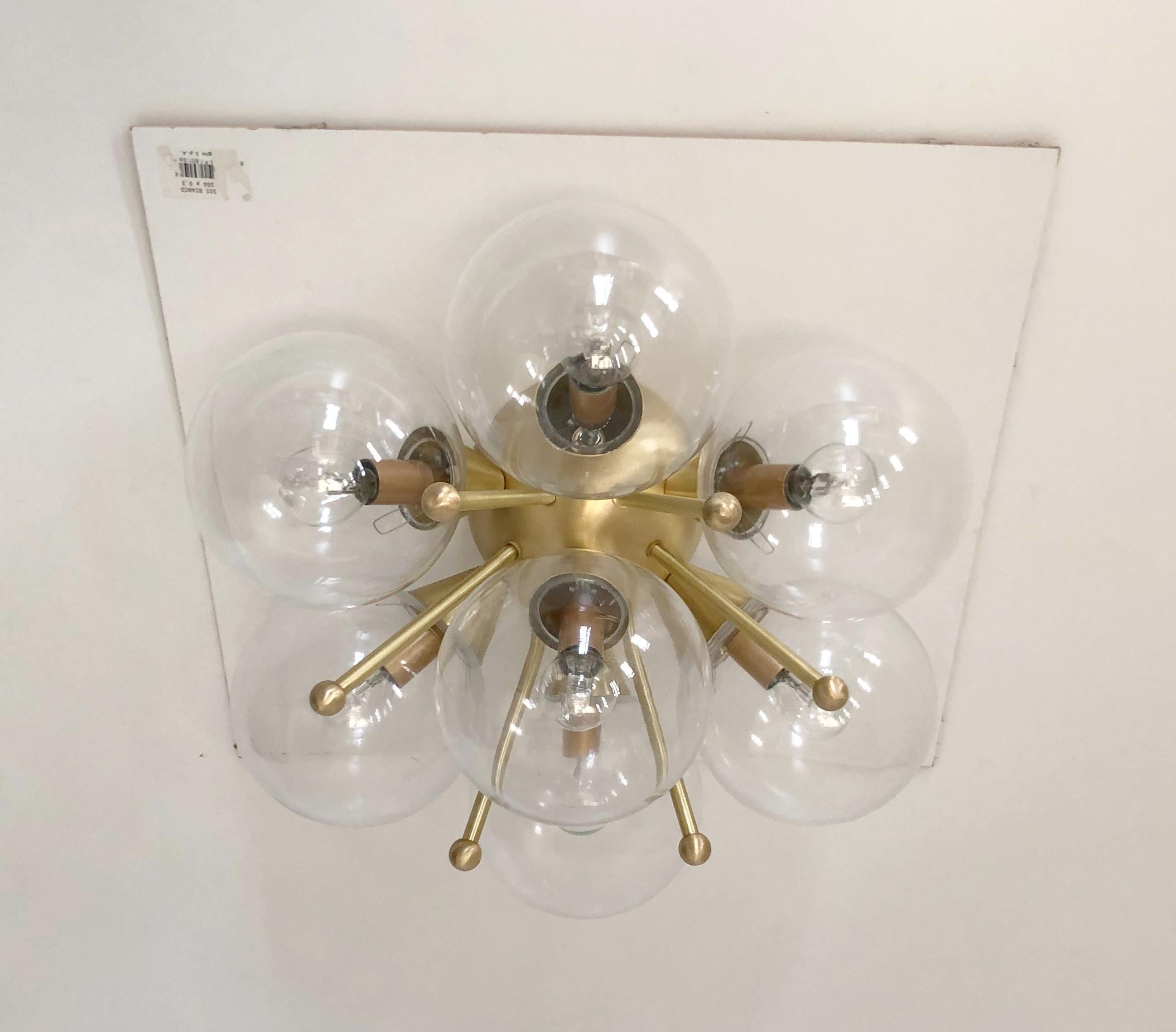 Encastré italien avec globes en verre de Murano montés sur un cadre en laiton massif.
Design/One / Fabio Bergomi / Made in Italy
7 lampes / type E12 ou E14 / max 40W chacune
Diamètre : 22 pouces / Hauteur : 11 pouces
Commande uniquement / Cet