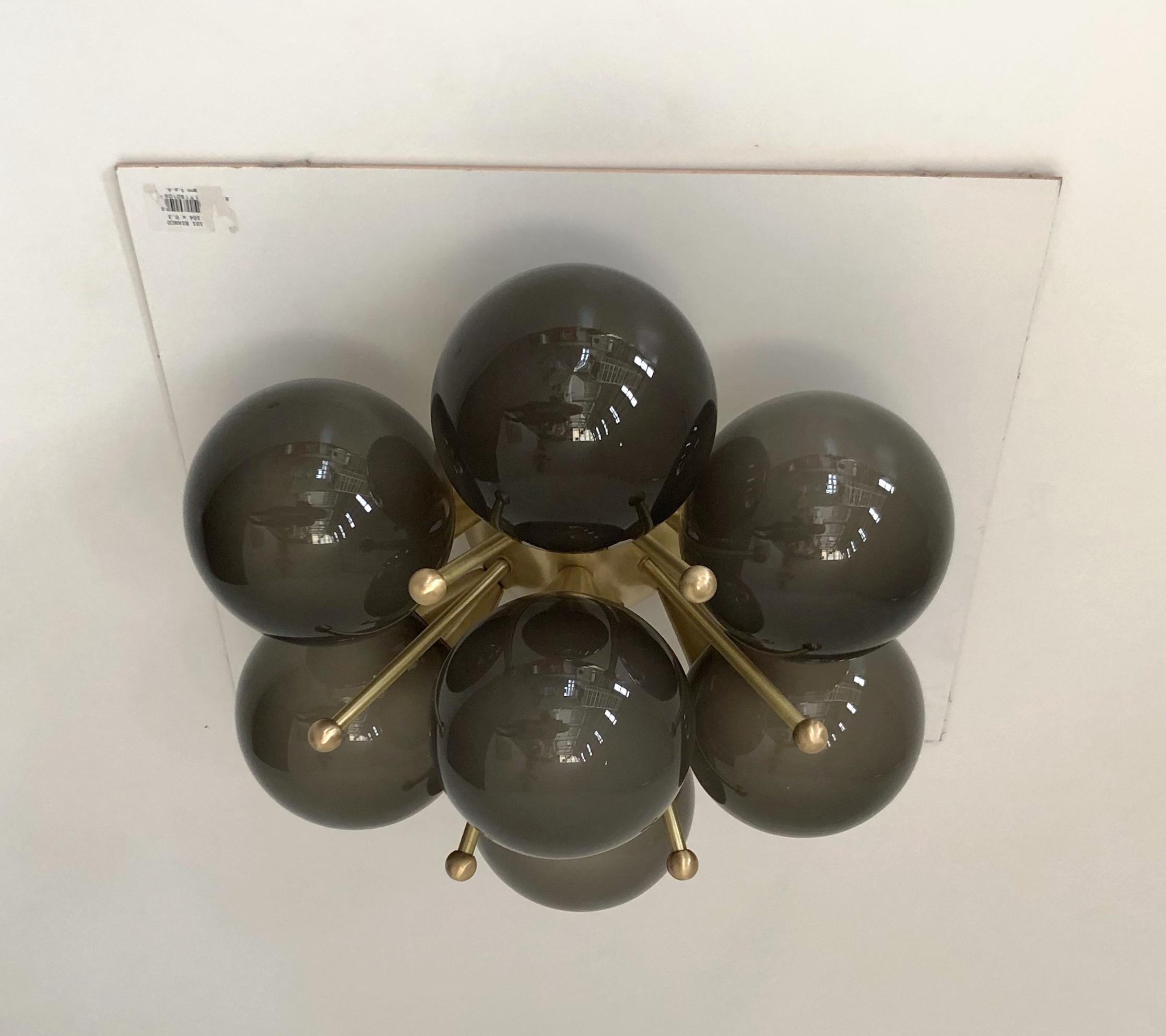 Encastré italien avec globes en verre de Murano montés sur un cadre en laiton massif.
Design/One / Fabio Bergomi / Made in Italy
7 lampes / type E12 ou E14 / max 40W chacune
Mesures : Diamètre : 22 pouces / Hauteur : 11 pouces
Commande uniquement /
