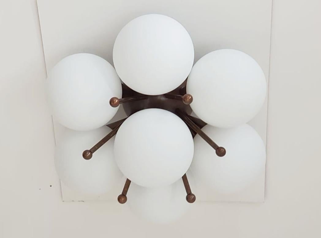 Empotrable italiano con globos de cristal de Murano montados en marco de latón macizo
Diseñado por Fabio Bergomi / Fabricado en Italia
7 luces / tipo E12 o E14 / máx. 40W cada una
Diámetro: 22 pulgadas / Altura: 11 pulgadas
Sólo pedido / Este