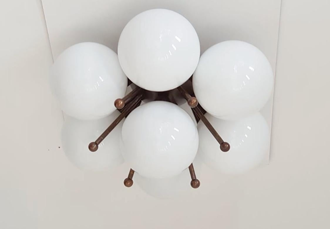 Encastré italien avec globes en verre de Murano montés sur un cadre en laiton massif.
Design/One / Fabio Bergomi / Made in Italy
7 lampes / type E12 ou E14 / max 40W chacune
Diamètre : 22 pouces / Hauteur : 11 pouces
Commande uniquement / Cet
