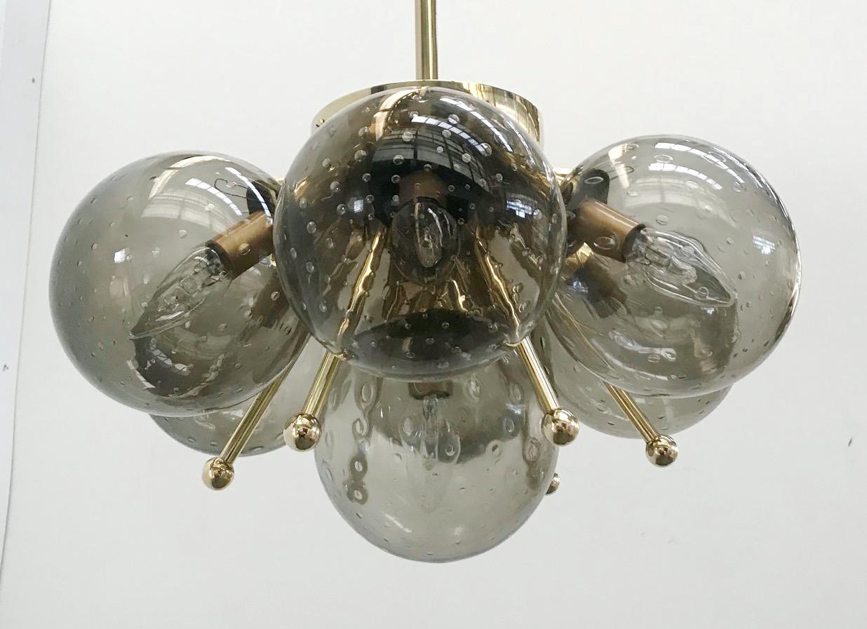 Ciondolo italiano con globi in vetro di Murano montati su una struttura in ottone massiccio
Disegnato da Fabio Bergomi per Fabio Ltd / Made in Italy
7 luci / tipo E12 o E14 / max 40W ciascuna
Misure: Altezza 28 pollici, diametro 22 pollici 
Solo su