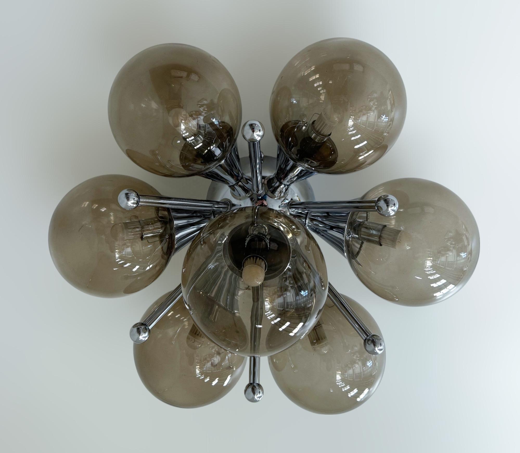 Empotrable italiano con 7 globos de cristal de Murano montados sobre marco de latón macizo en acabado cromado pulido
Diseñado por Fabio Bergomi / Fabricado en Italia
7 luces / tipo G9 / máx. 40W cada una
Diámetro: 16 pulgadas / Altura: 8