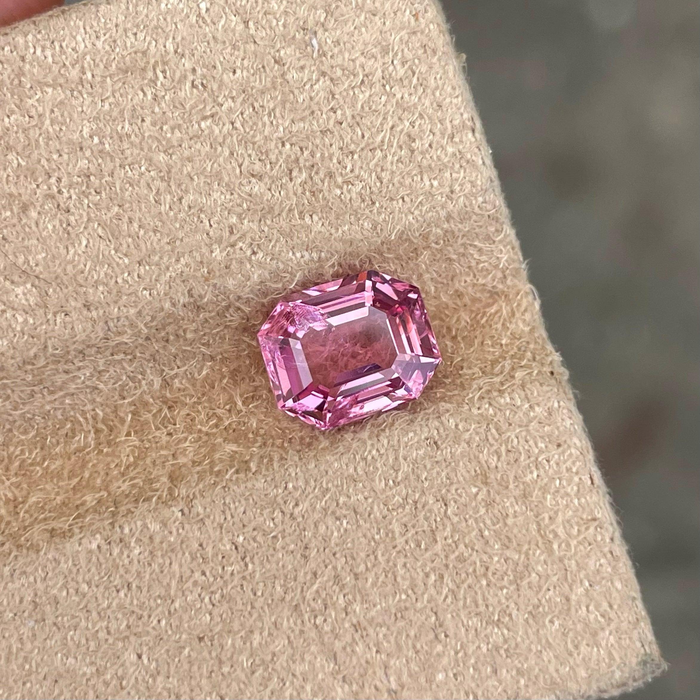 Sakura Pink Spinel Edelstein von 2,35 Karat aus Birma hat einen wunderbaren Schliff in einem Oktagon Form, unglaubliche rosa Farbe. Große Brillanz. Dieser Edelstein ist VVS Clarity.

Informationen zum Produkt:
EDELSTEIN-TYP:	Sakura Rosa Spinell