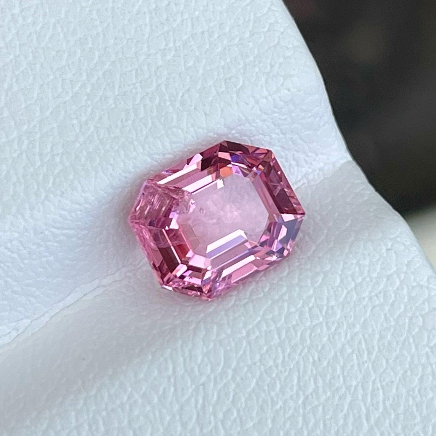 Sakura Rosa Spinell Edelstein 2,35 Karat Natürlicher Spinell Facettierter Spinell Loser Spinell im Zustand „Neu“ in Bangkok, TH