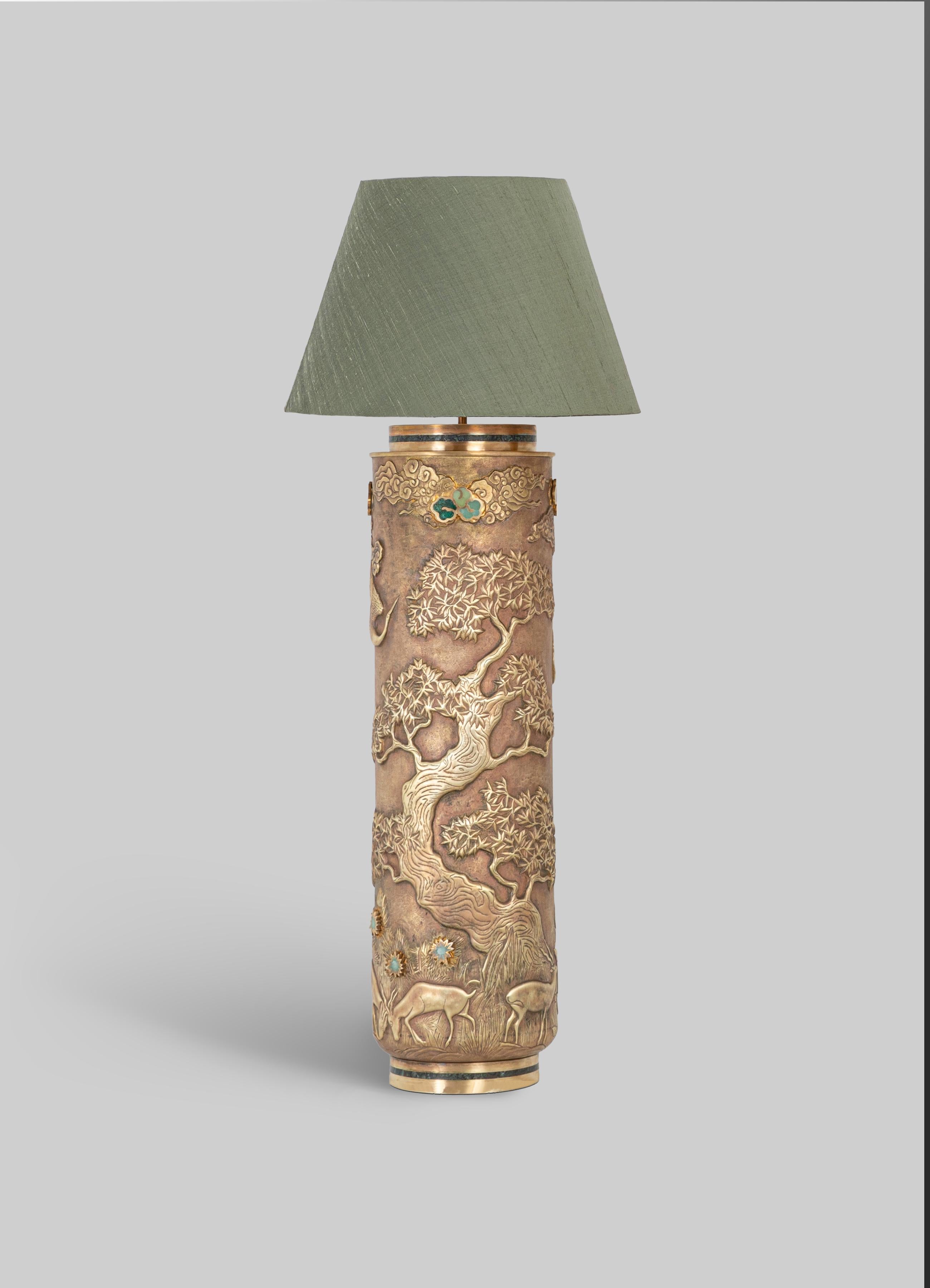 Lampada da tavolo Fort Kochi Repousse in ottone patinato e pietre semi-preziose, di Vikram Goyal

