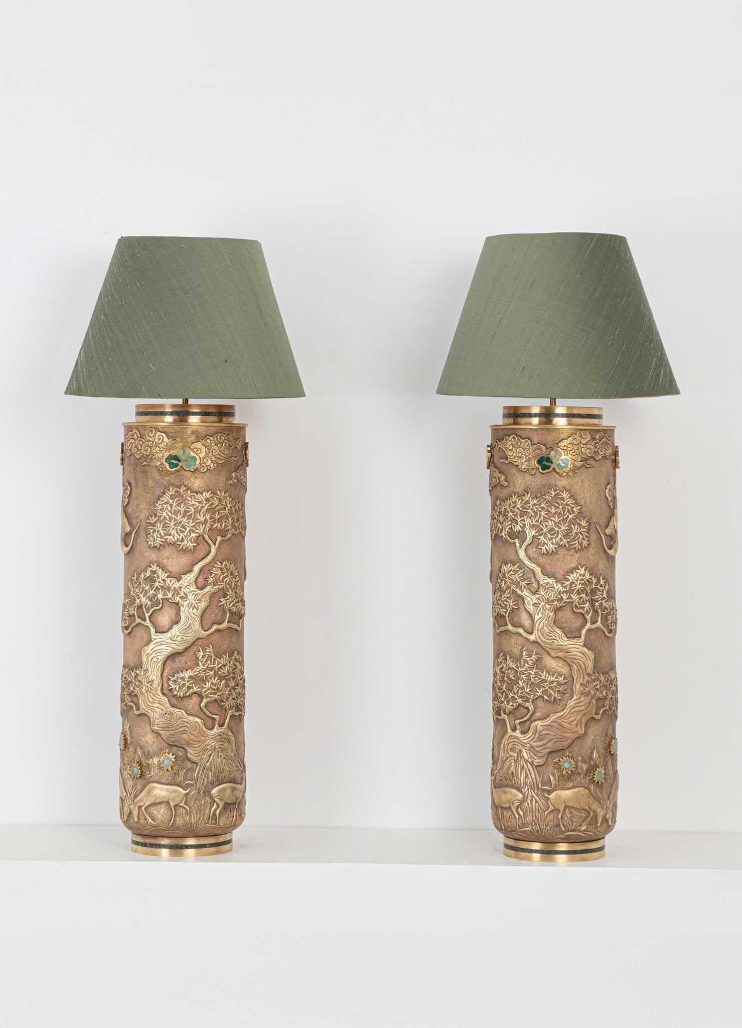 Lámpara de sobremesa Sakura Repousse de latón patinado, de Vikram Goyal Siglo XXI y contemporáneo en venta