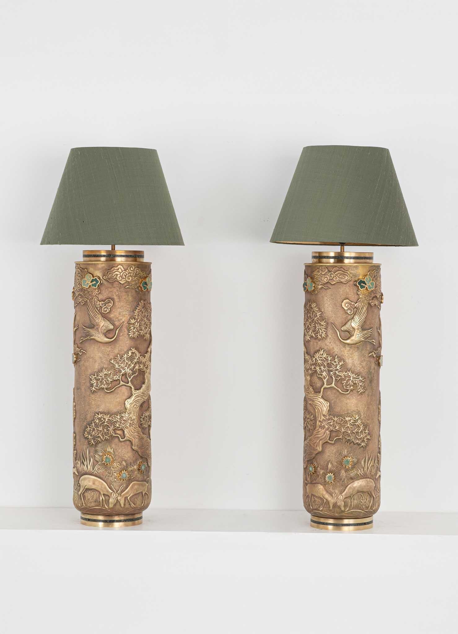Lámpara de sobremesa Sakura Repousse de latón patinado, de Vikram Goyal Latón en venta