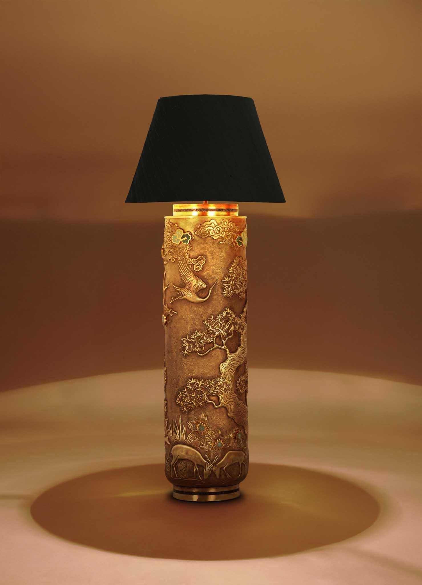 Lámpara de sobremesa Sakura Repousse de latón patinado, de Vikram Goyal en venta 1