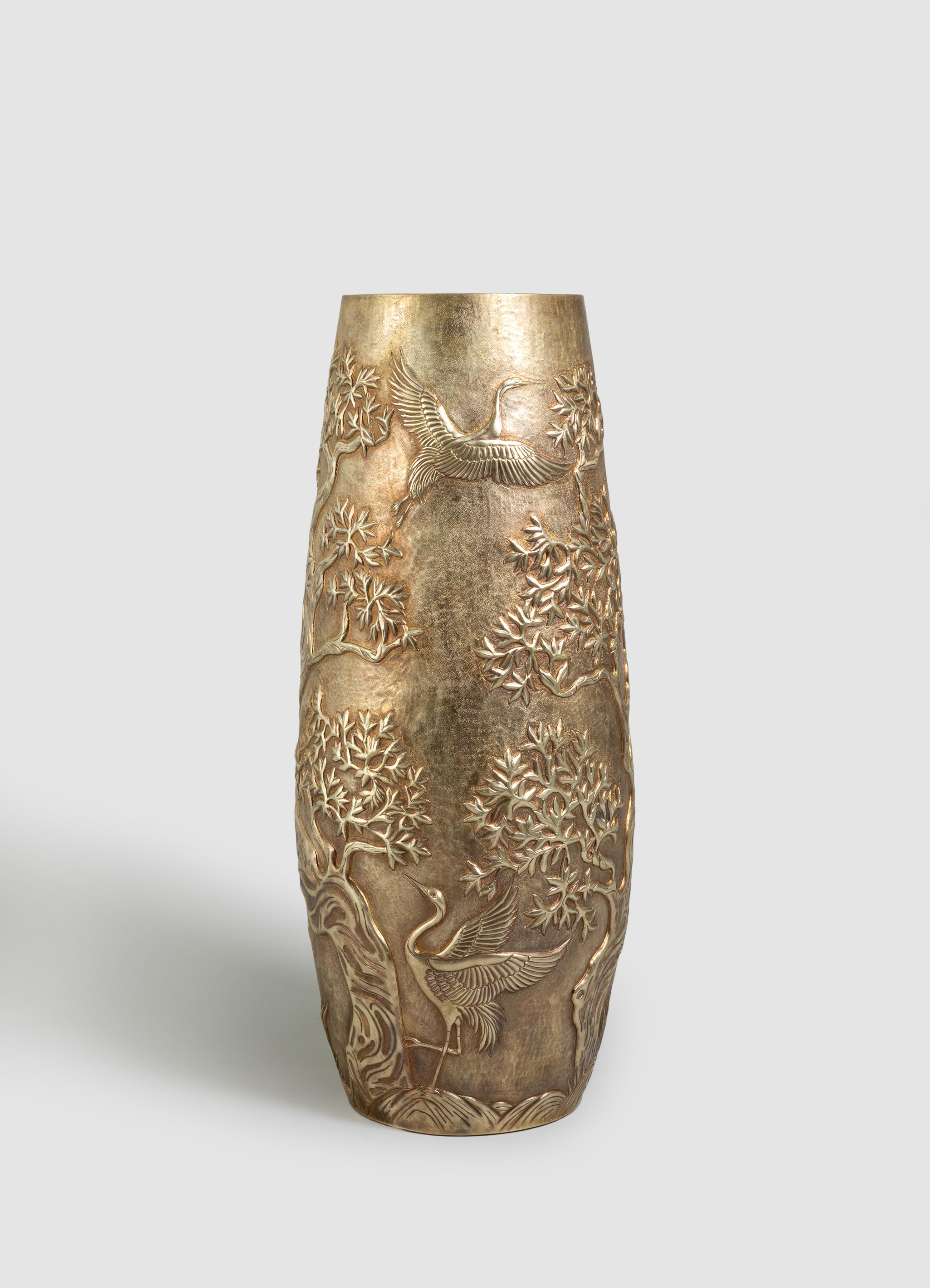 Vaso Sakura Repousse in ottone patinato, di Vikram Goyal

