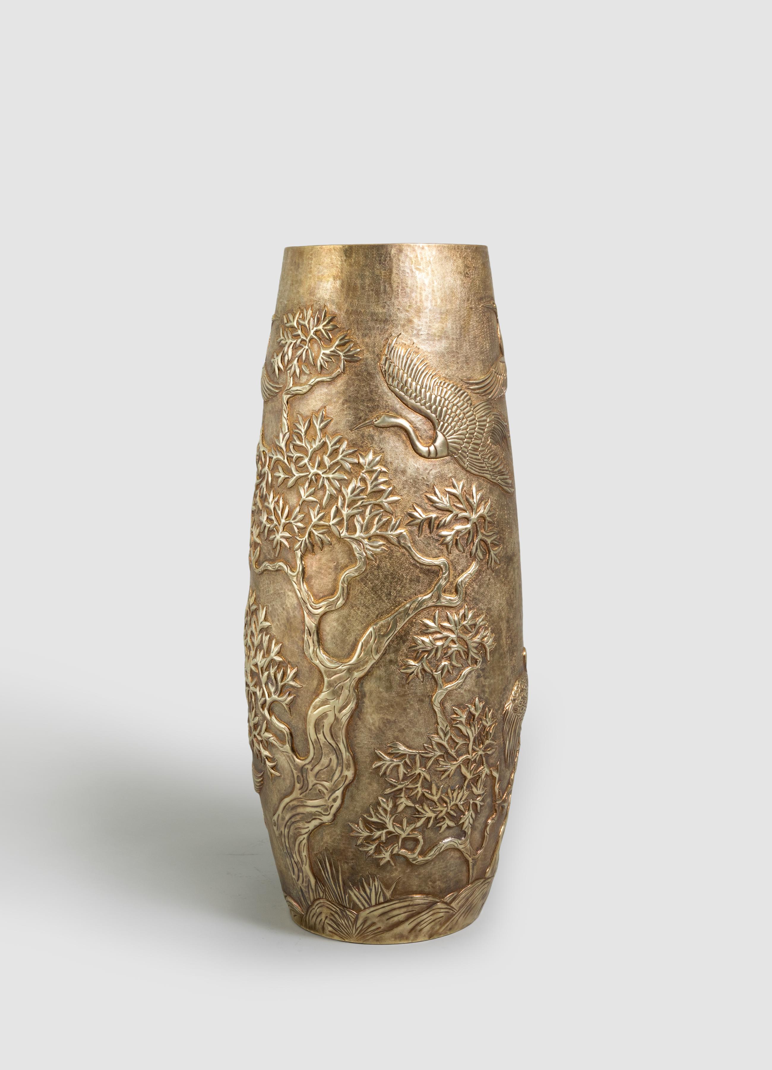 Indiano Vaso Sakura Repousse in ottone patinato, di Vikram Goyal in vendita
