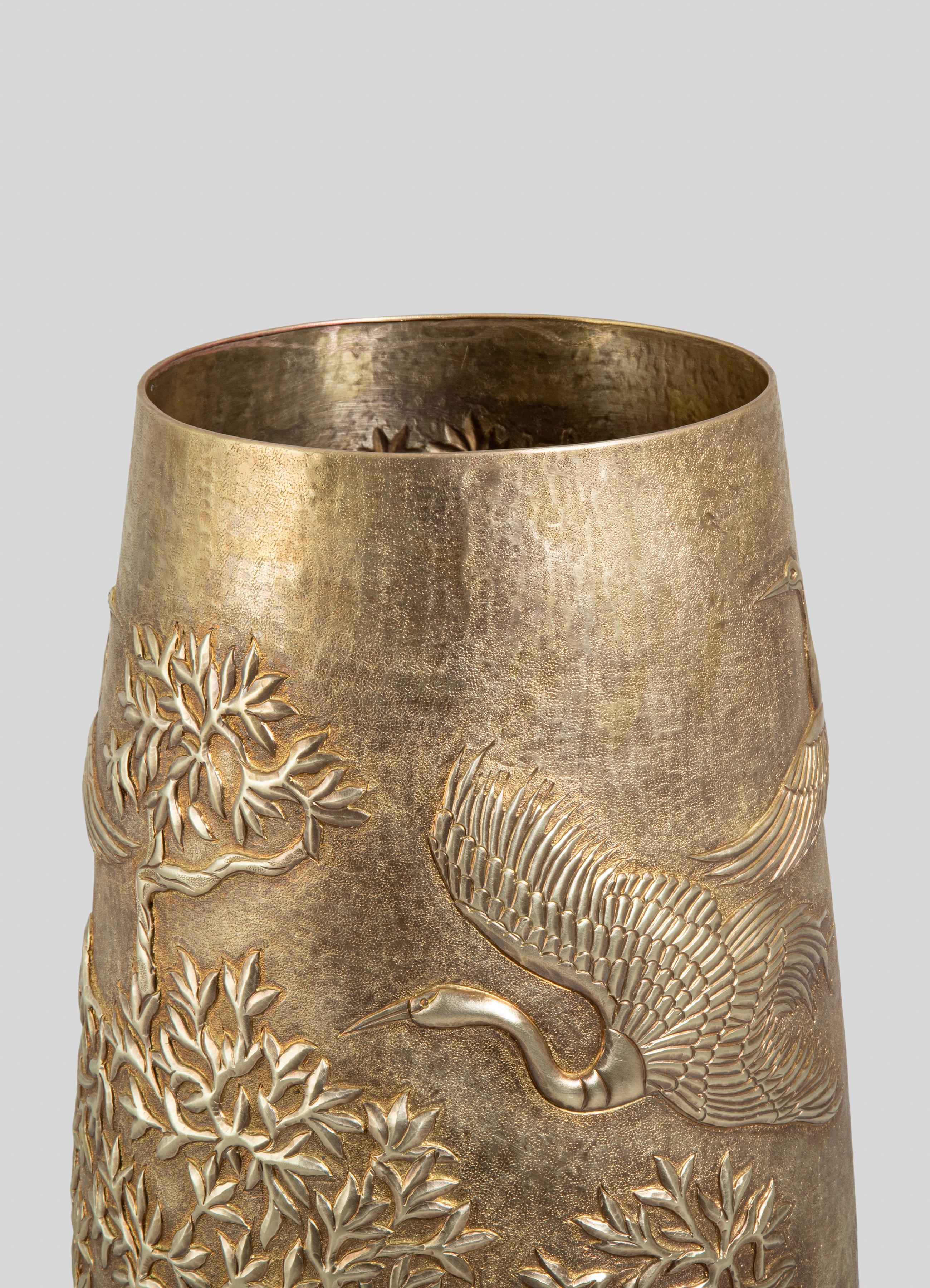 Calco Vaso Sakura Repousse in ottone patinato, di Vikram Goyal in vendita