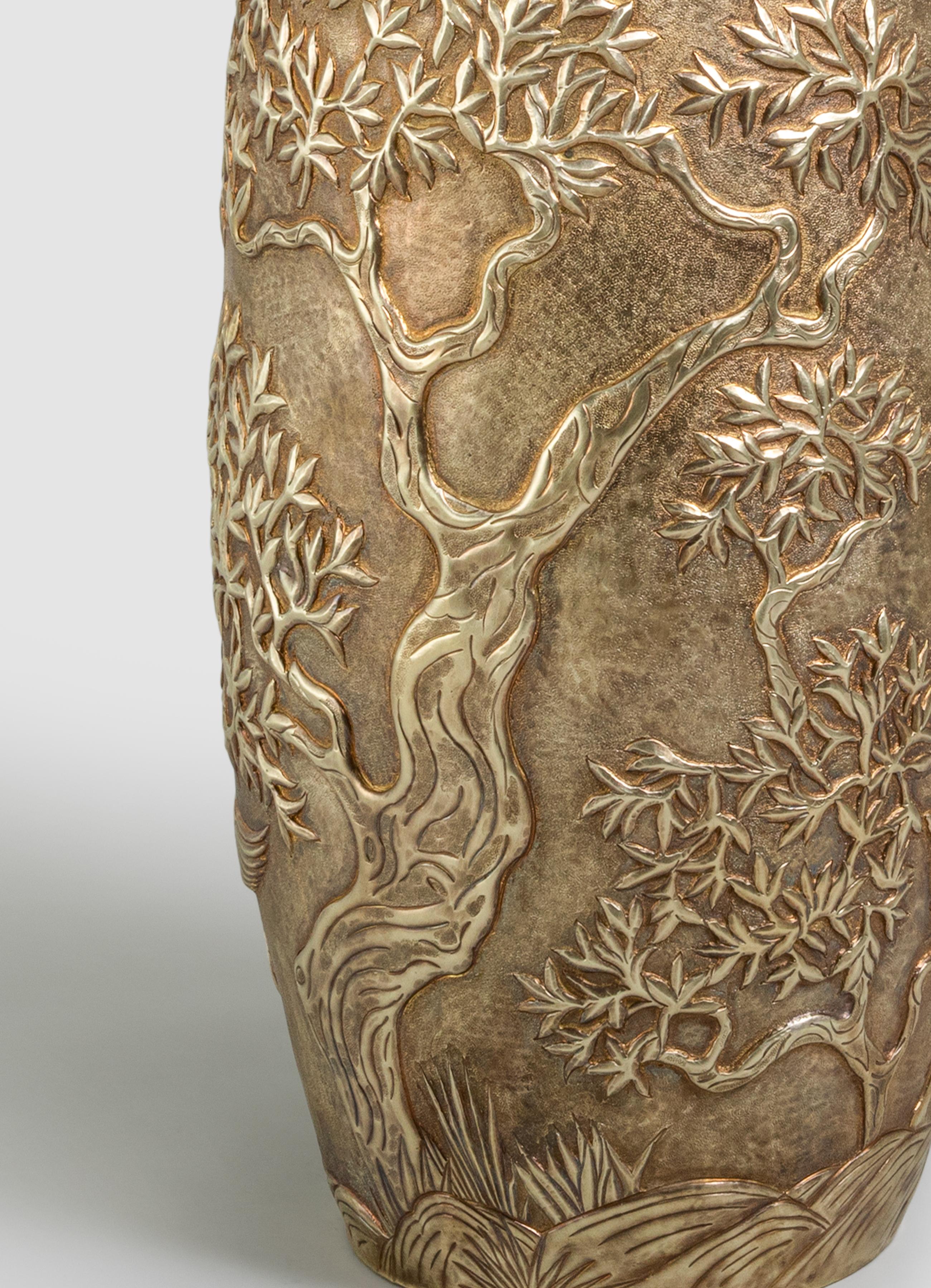 Vaso Sakura Repousse in ottone patinato, di Vikram Goyal In condizioni Nuovo in vendita a Noida, DL