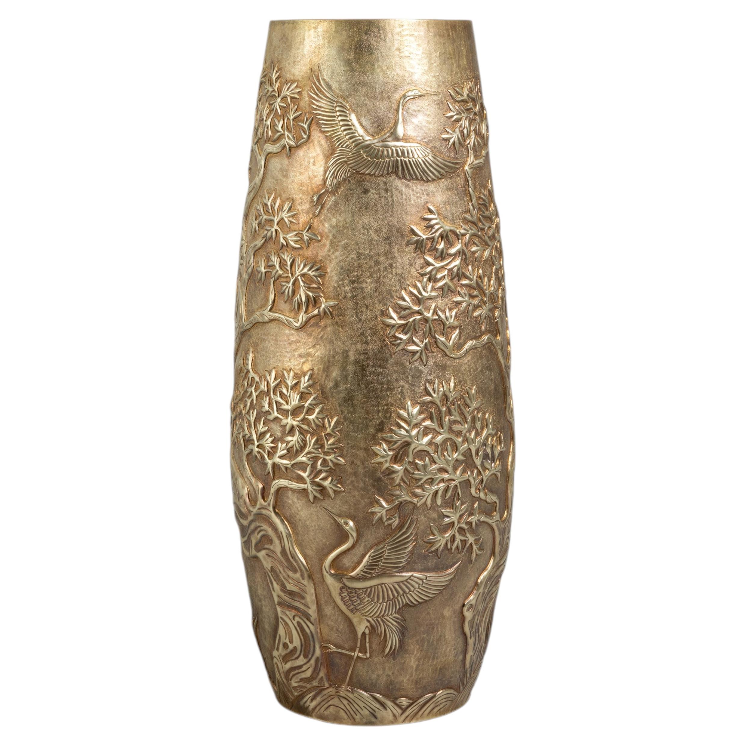 Vaso Sakura Repousse in ottone patinato, di Vikram Goyal