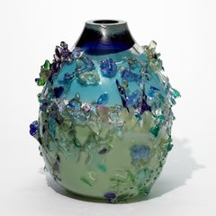 Sakura TFO23024, un vaso scultoreo nero, acqua & verde Sage di Maarten Vrolijk