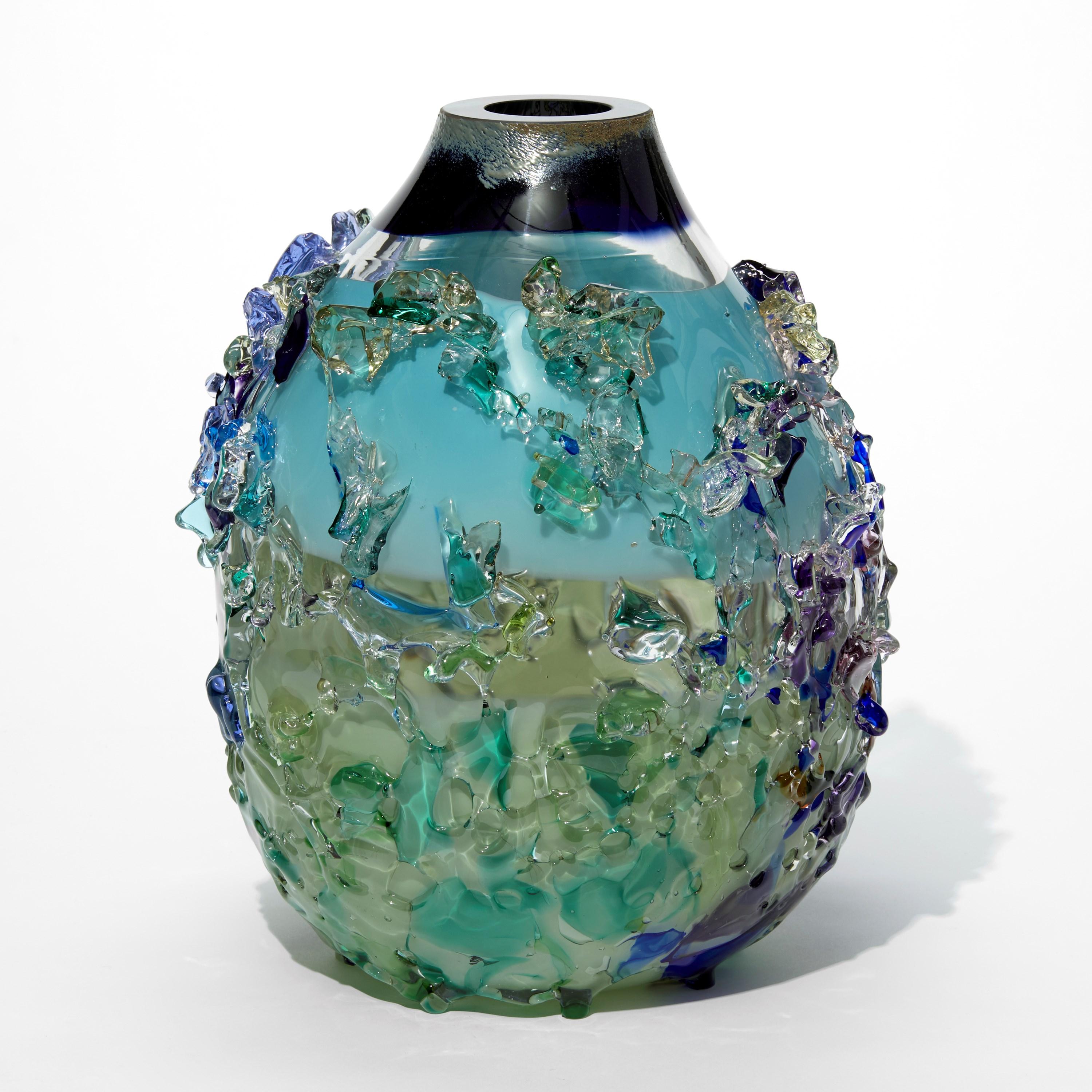 Organico moderno Sakura TFO23024, un vaso scultoreo nero, acqua & verde Sage di Maarten Vrolijk in vendita