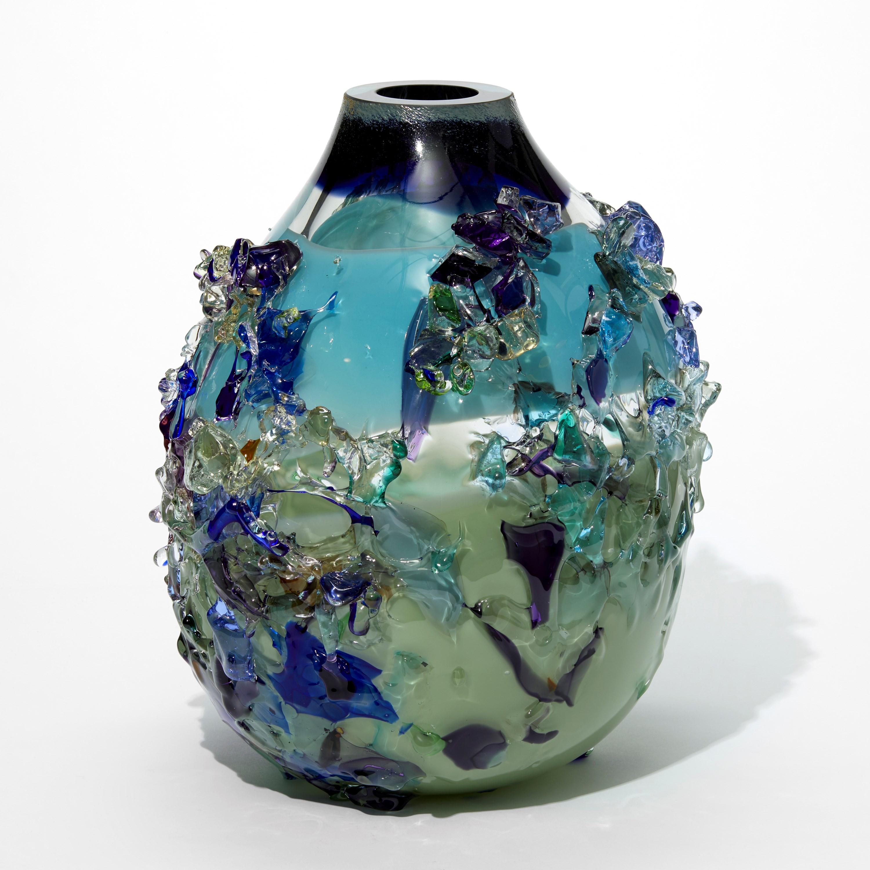 Fatto a mano Sakura TFO23024, un vaso scultoreo nero, acqua & verde Sage di Maarten Vrolijk in vendita