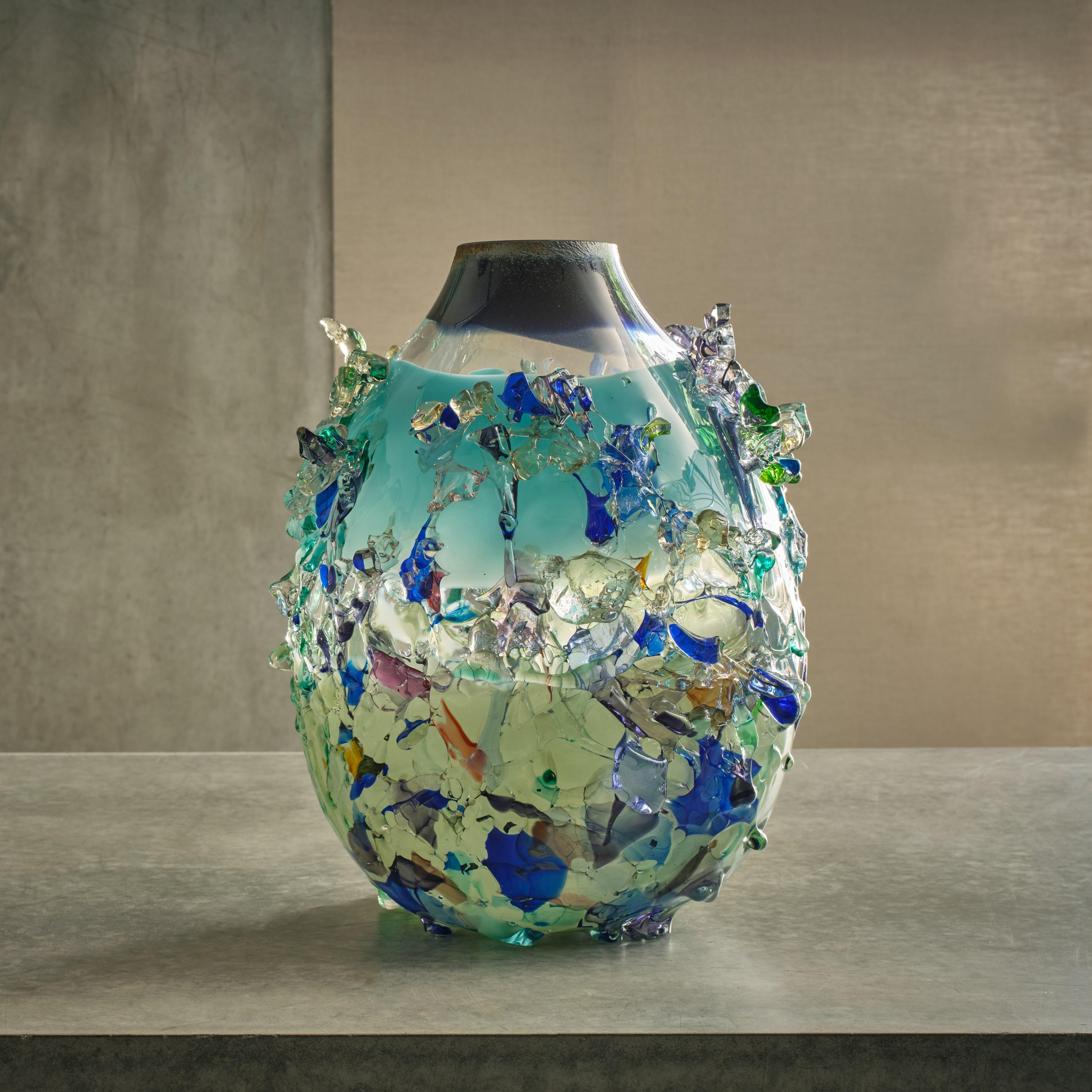 Vetro Sakura TFO23024, un vaso scultoreo nero, acqua & verde Sage di Maarten Vrolijk in vendita