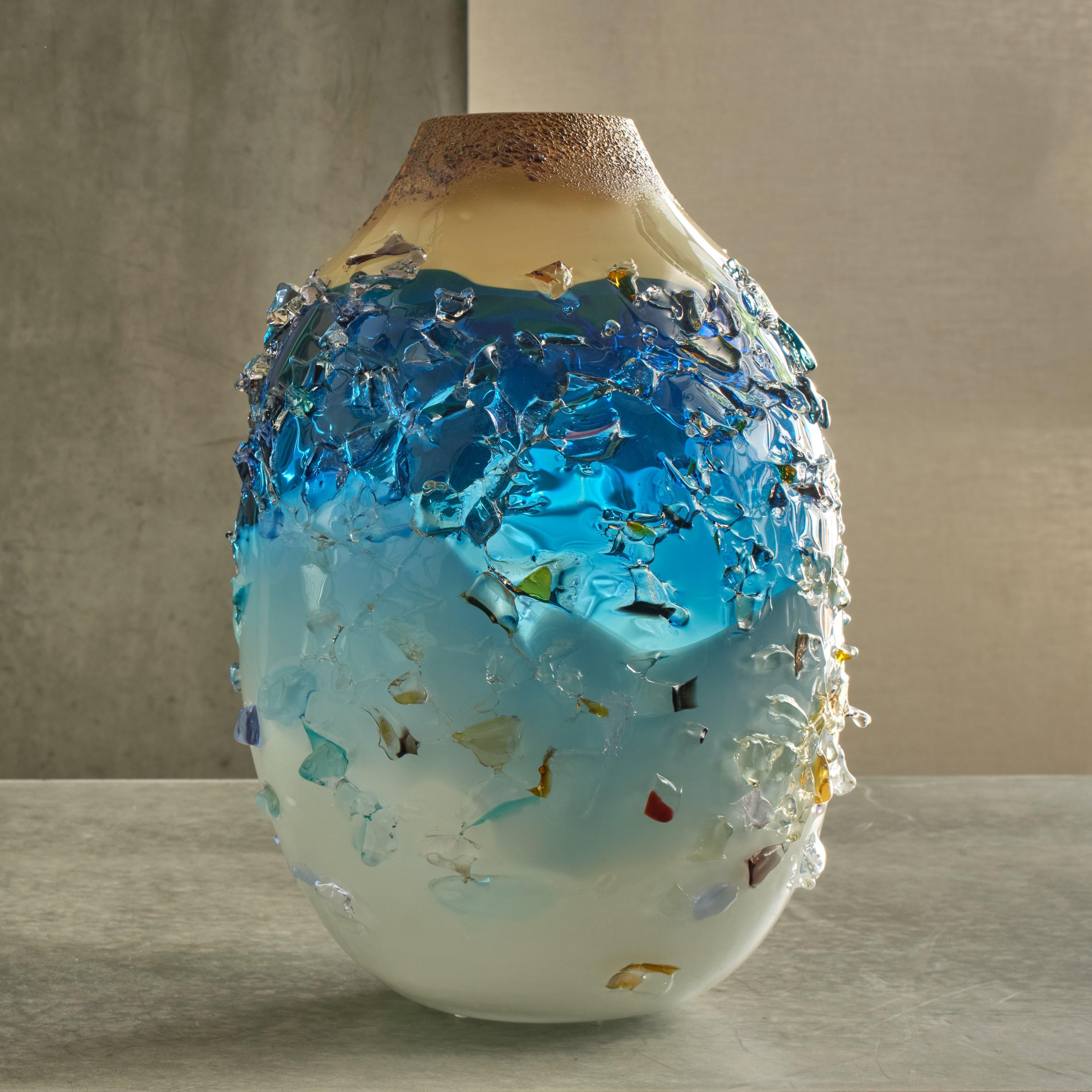 Sakura TFO23028, Aqua, cremefarbene, cremefarbene und blaue Glasskulptur-Vase von Maarten Vrolijk im Angebot 1