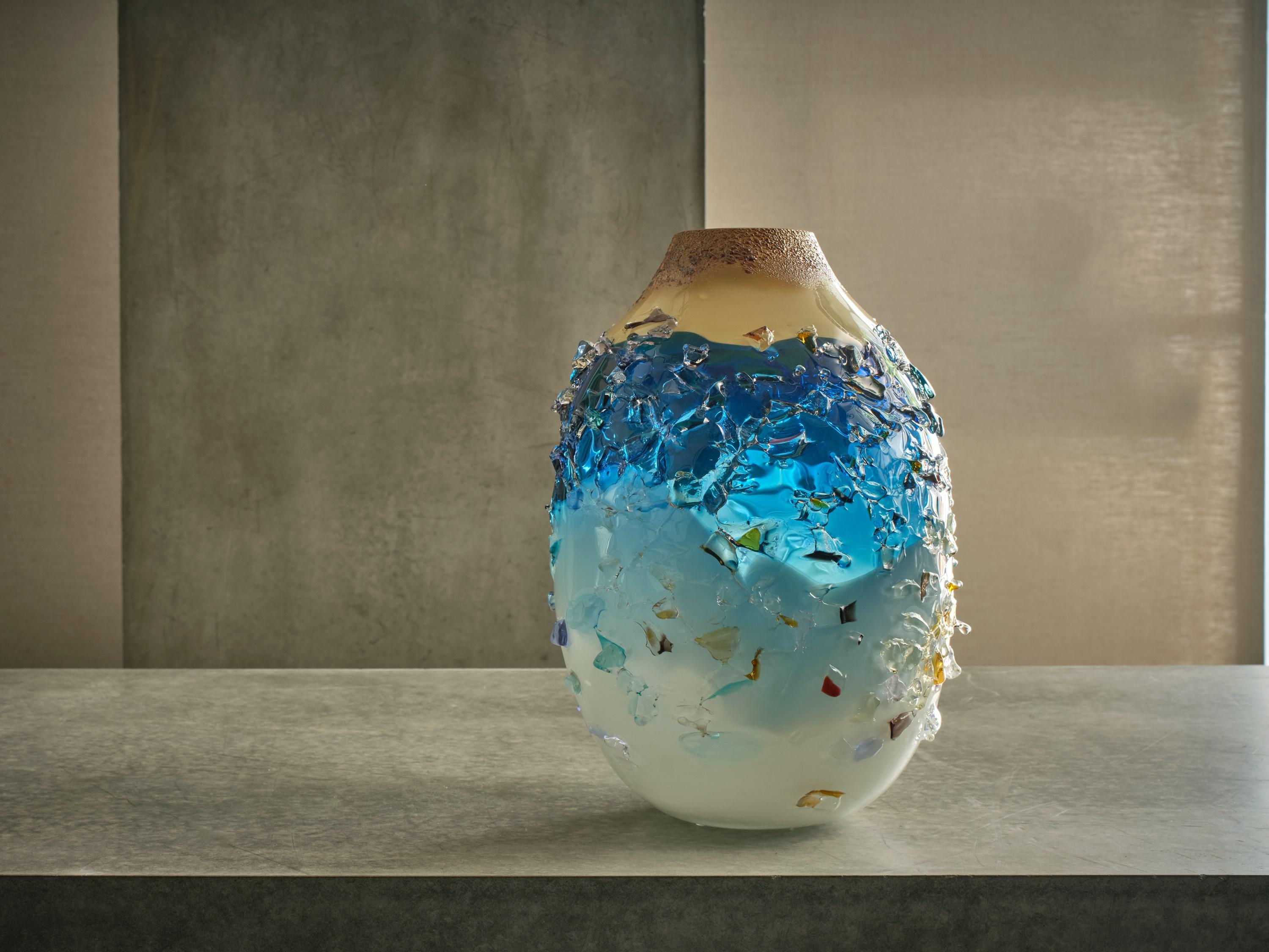 Sakura TFO23028, Aqua, cremefarbene, cremefarbene und blaue Glasskulptur-Vase von Maarten Vrolijk im Angebot 2