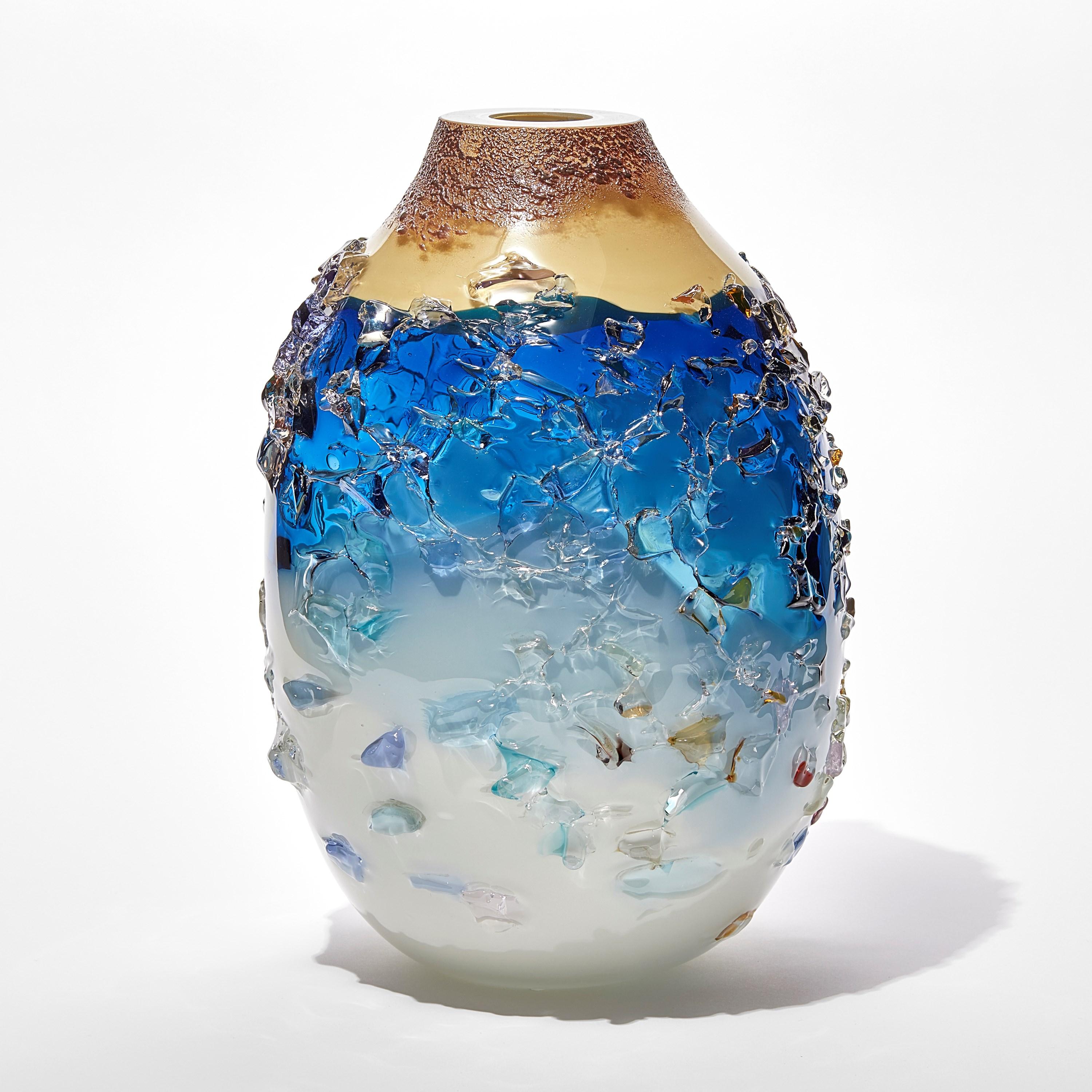Sakura TFO23028, Aqua, cremefarbene, cremefarbene und blaue Glasskulptur-Vase von Maarten Vrolijk (Organische Moderne) im Angebot