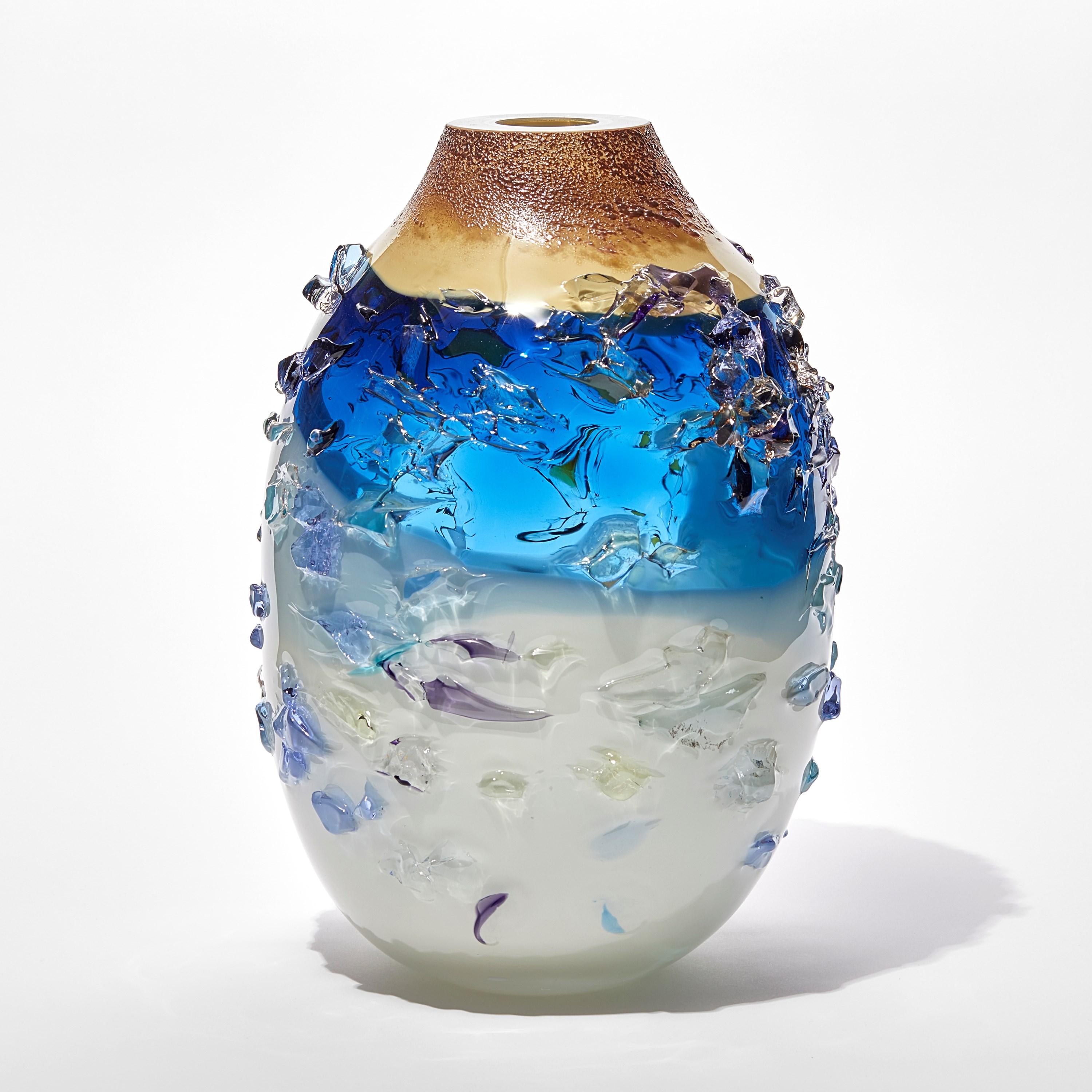 Sakura TFO23028, Aqua, cremefarbene, cremefarbene und blaue Glasskulptur-Vase von Maarten Vrolijk (Handgefertigt) im Angebot