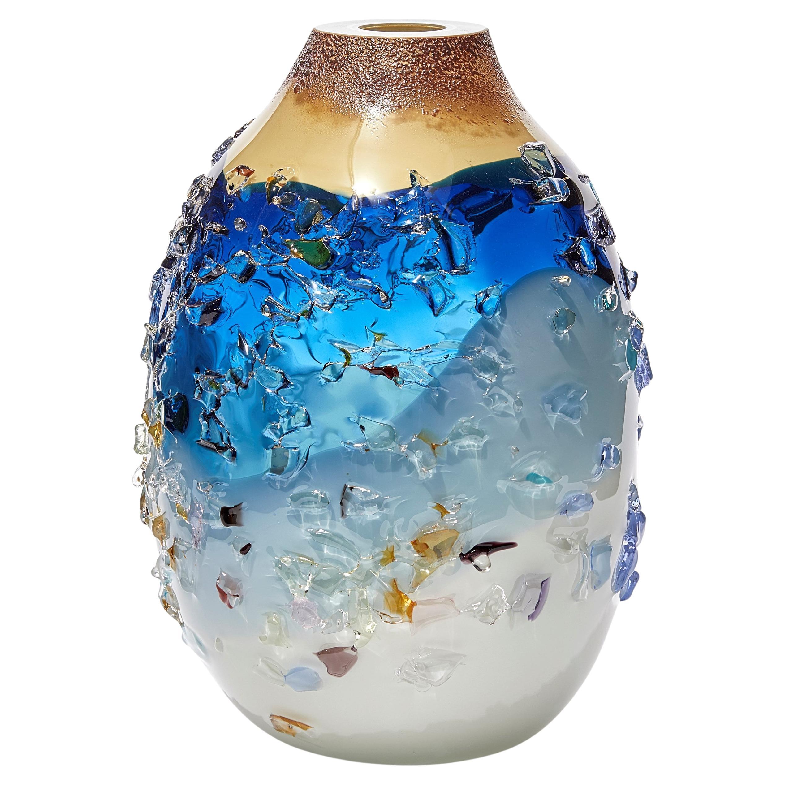 Vase sculptural Sakura TFO23028 en verre aqua, crème et bleu de Maarten Vrolijk