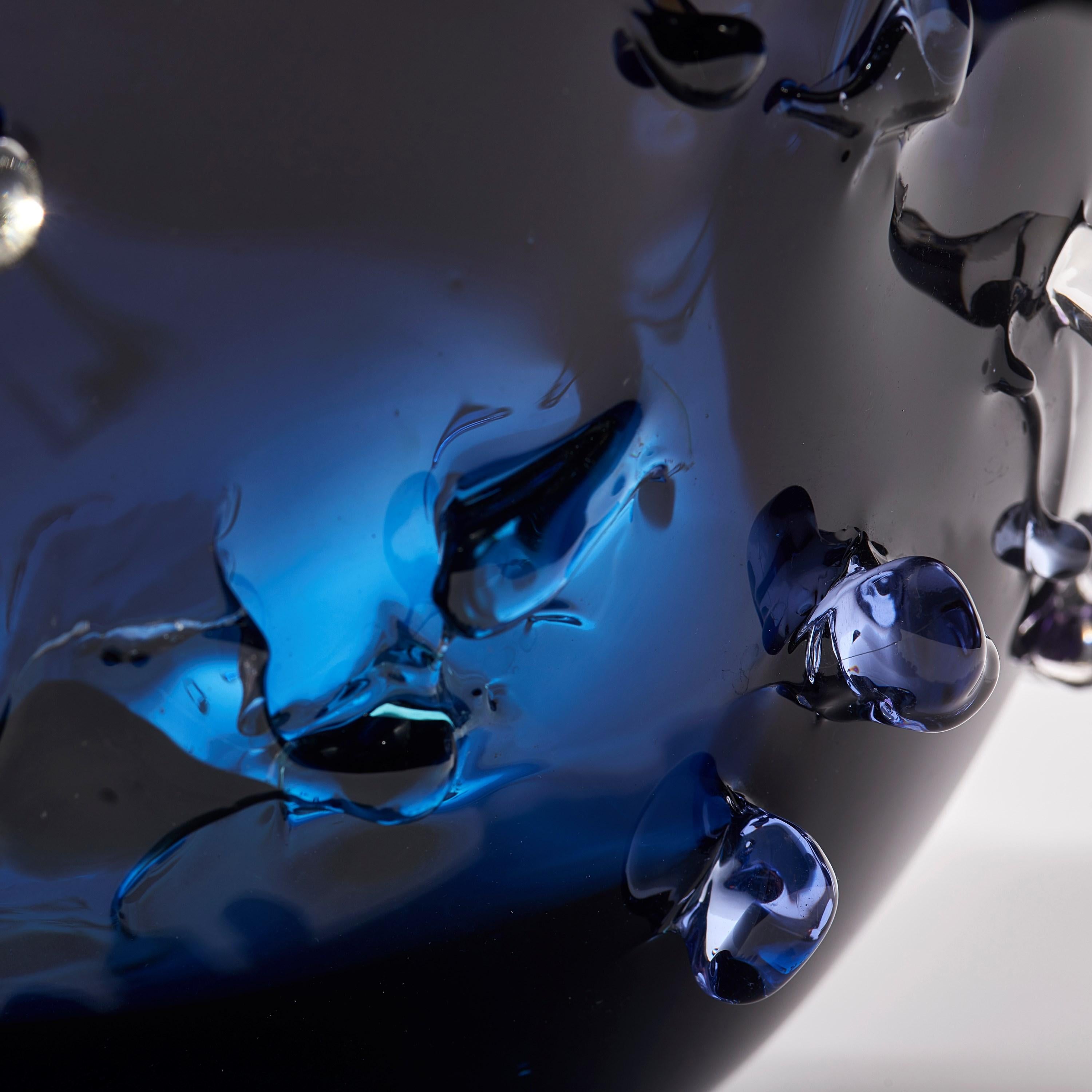 Sakura TFO23031, indigoblaue, blaue und cremefarbene Vase aus strukturiertem Glas von Maarten Vrolijk  (21. Jahrhundert und zeitgenössisch) im Angebot
