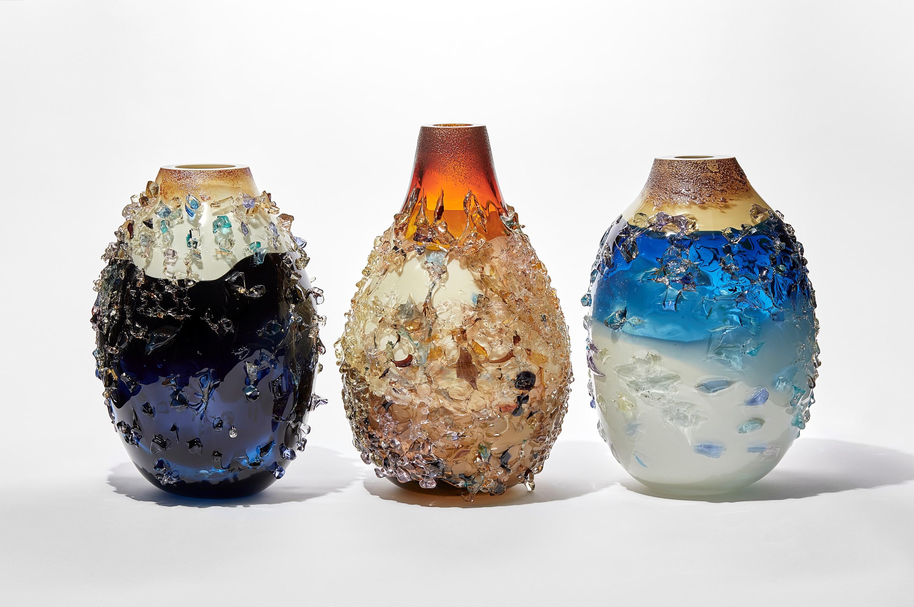 Sakura TFO23031, indigoblaue, blaue und cremefarbene Vase aus strukturiertem Glas von Maarten Vrolijk  im Angebot 2