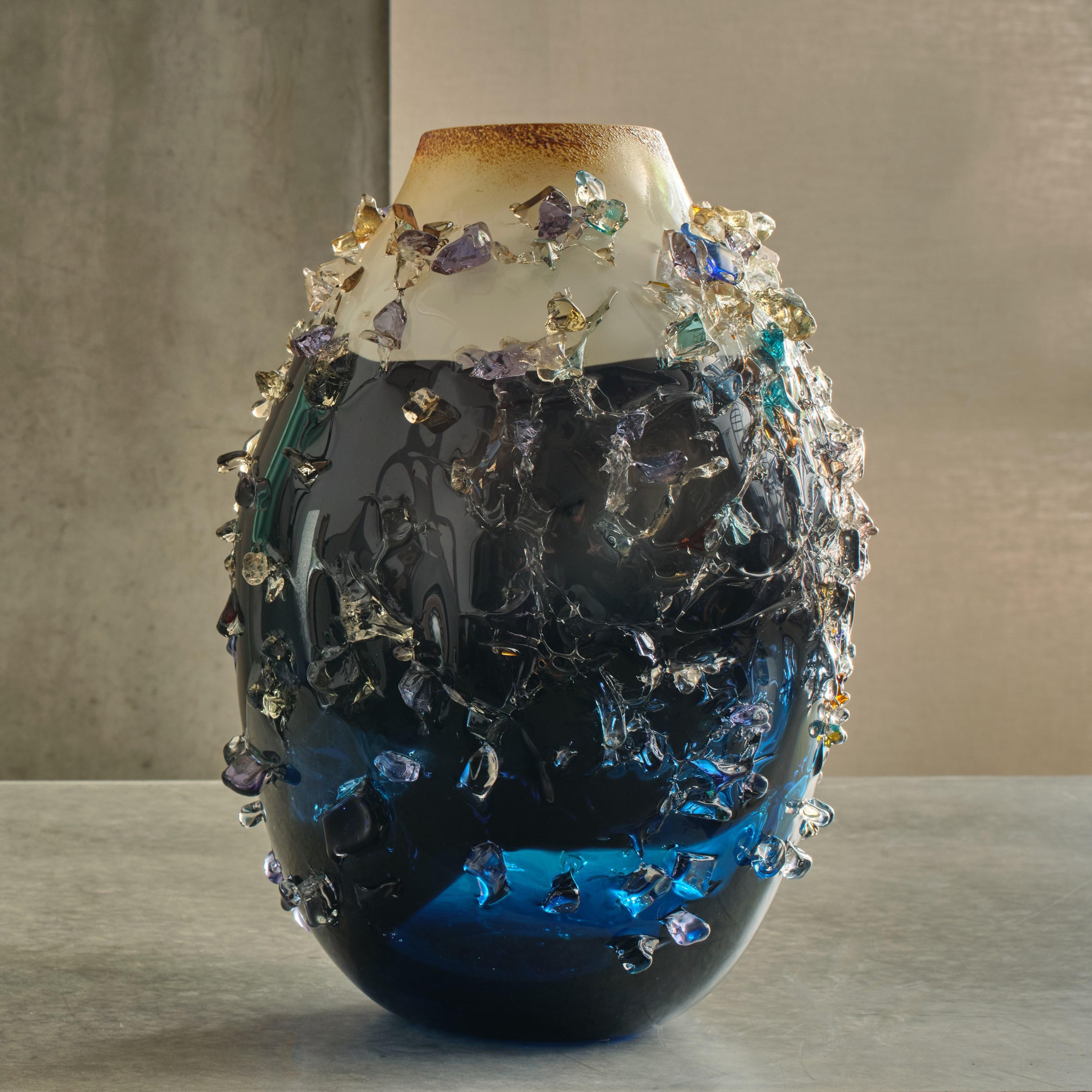 Fait main Vase Sakura TFO23031 en verre texturé indigo, bleu et crème de Maarten Vrolijk en vente