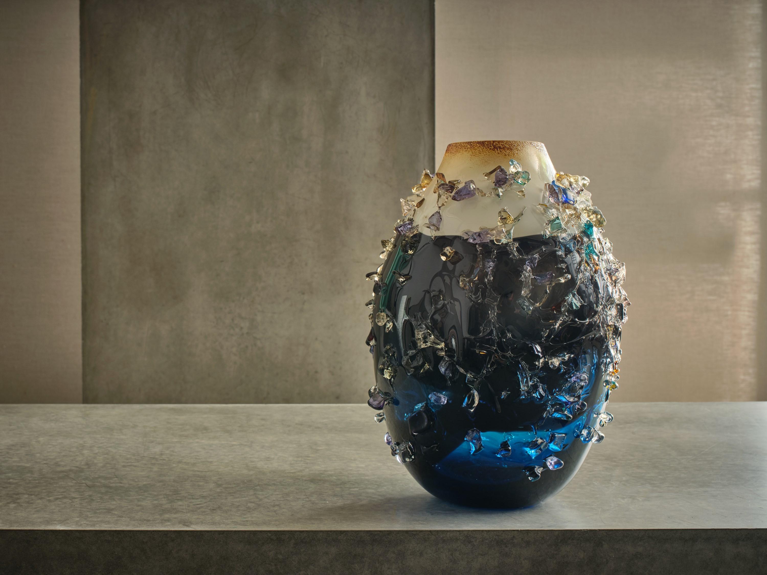 Sakura TFO23031, indigoblaue, blaue und cremefarbene Vase aus strukturiertem Glas von Maarten Vrolijk  im Angebot 3