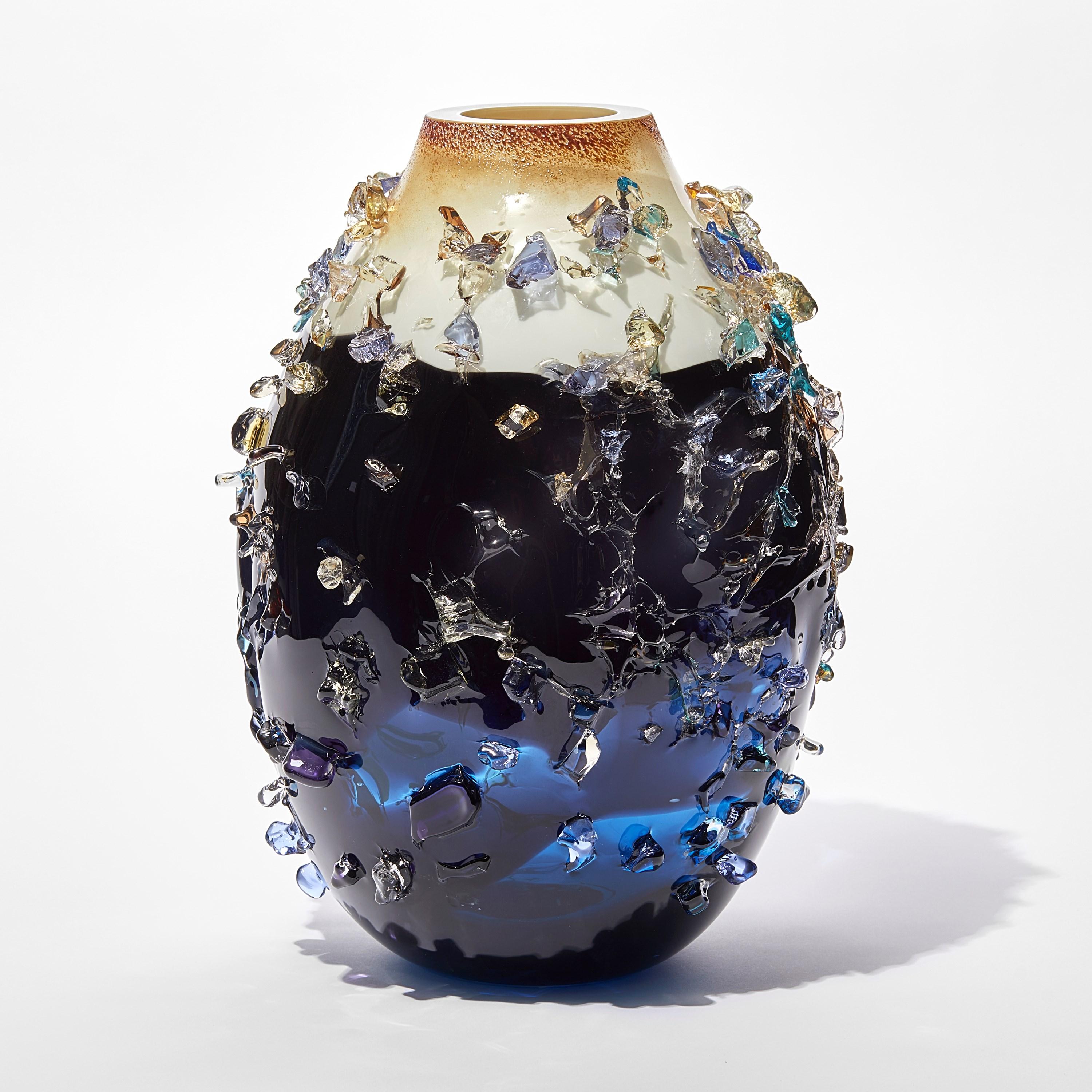 Sakura TFO23031, indigoblaue, blaue und cremefarbene Vase aus strukturiertem Glas von Maarten Vrolijk  (Organische Moderne) im Angebot