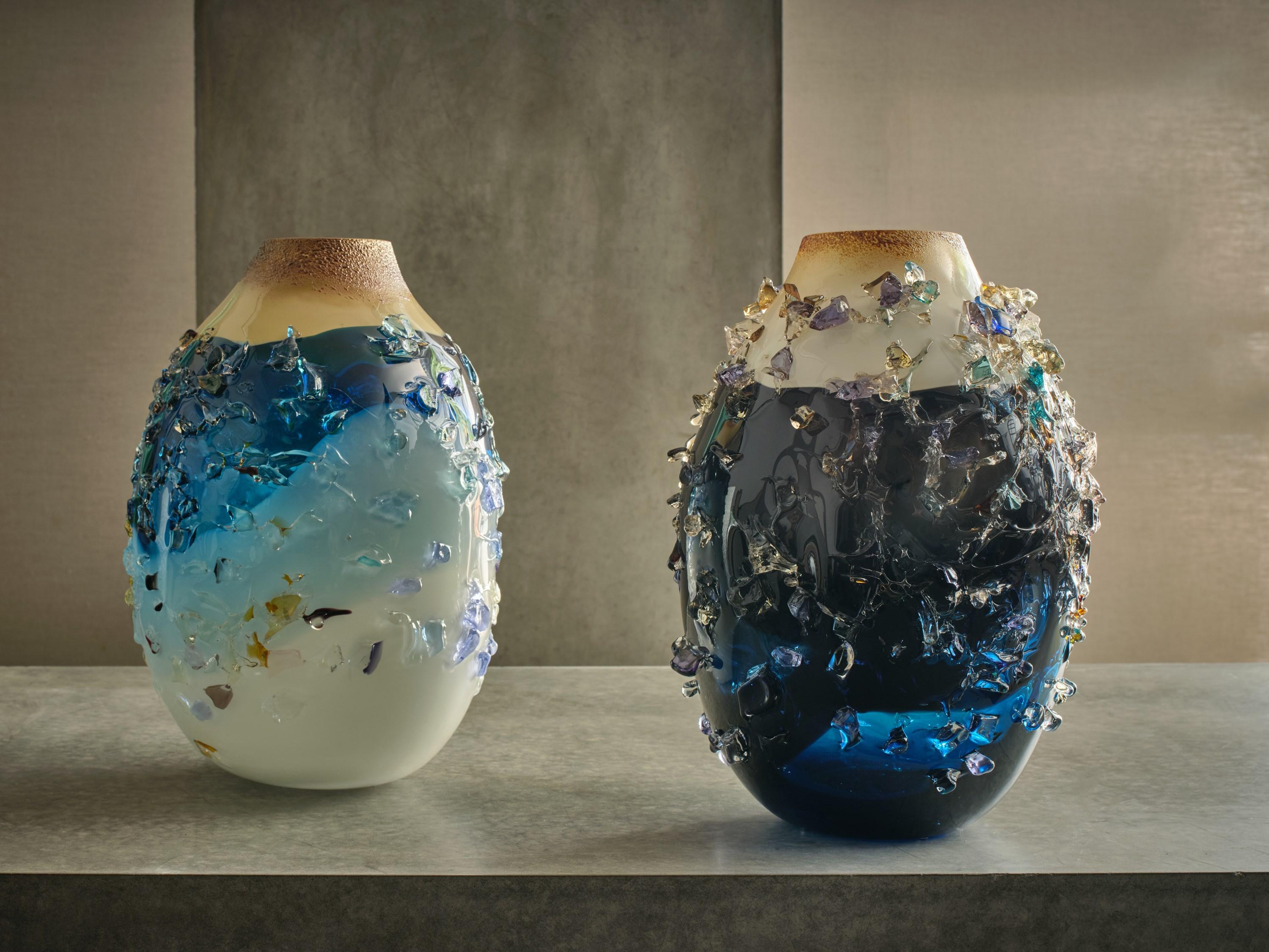 Sakura TFO23031, indigoblaue, blaue und cremefarbene Vase aus strukturiertem Glas von Maarten Vrolijk  im Angebot 4