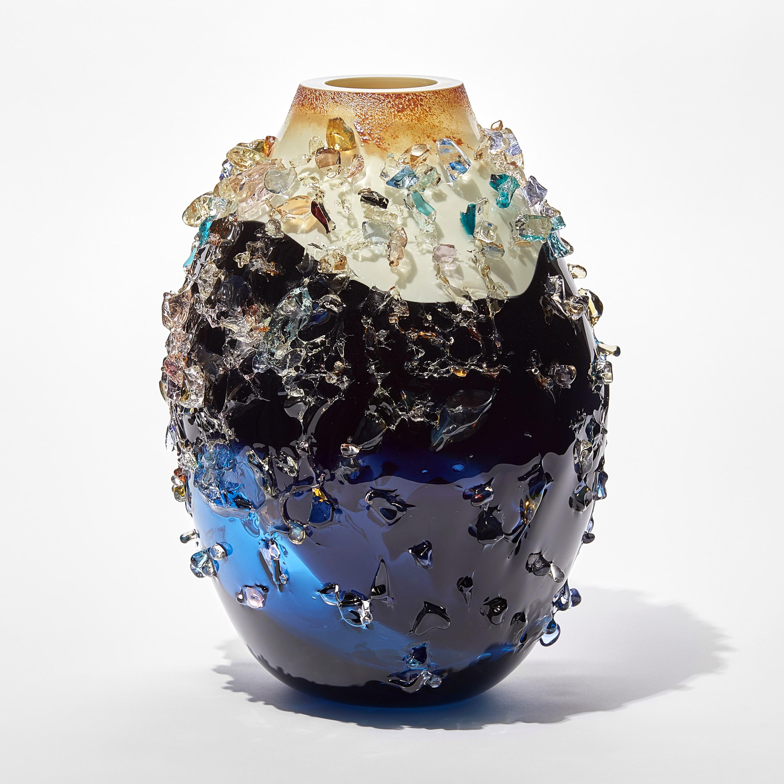 Sakura TFO23031, indigoblaue, blaue und cremefarbene Vase aus strukturiertem Glas von Maarten Vrolijk  (Niederländisch) im Angebot