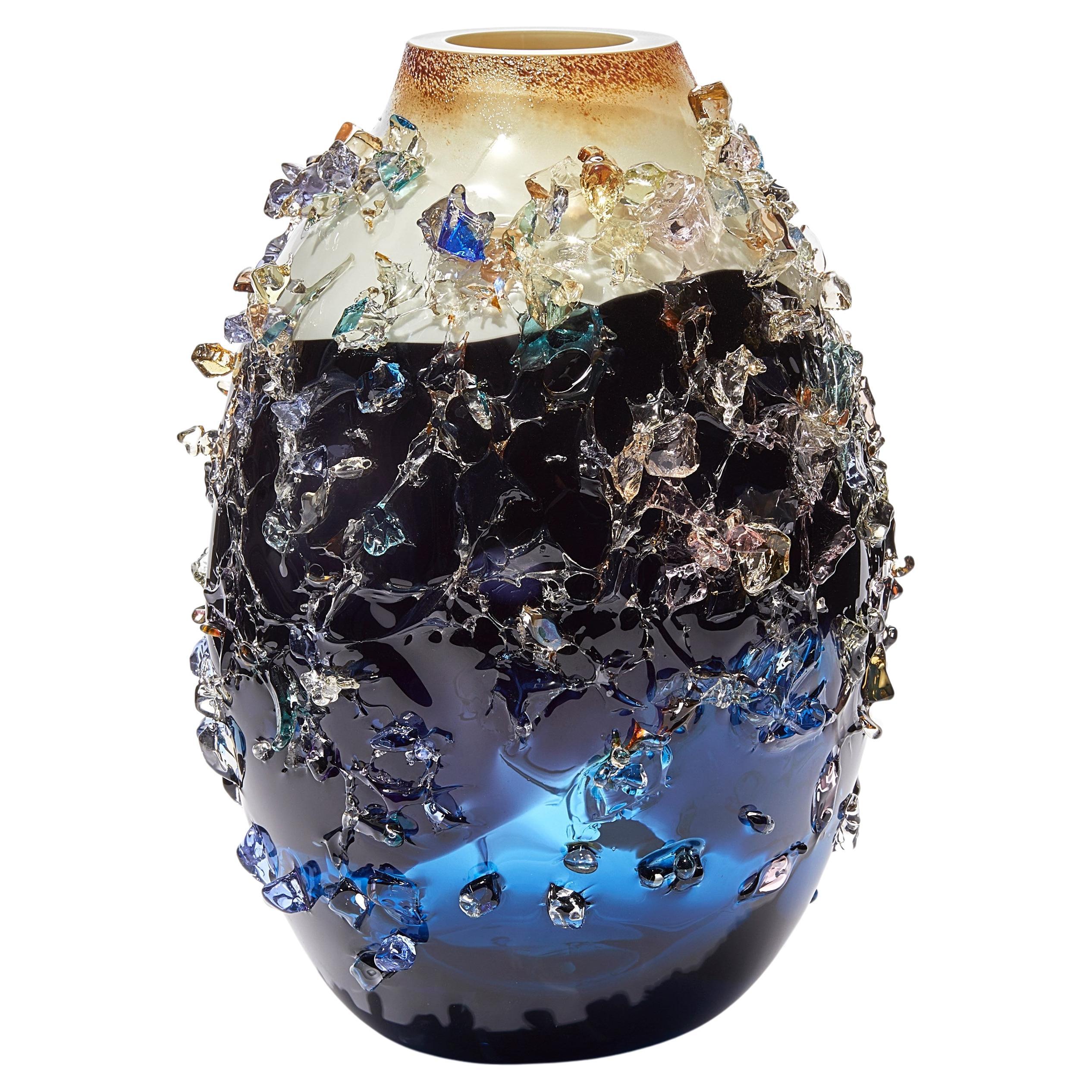 Sakura TFO23031, indigoblaue, blaue und cremefarbene Vase aus strukturiertem Glas von Maarten Vrolijk  im Angebot