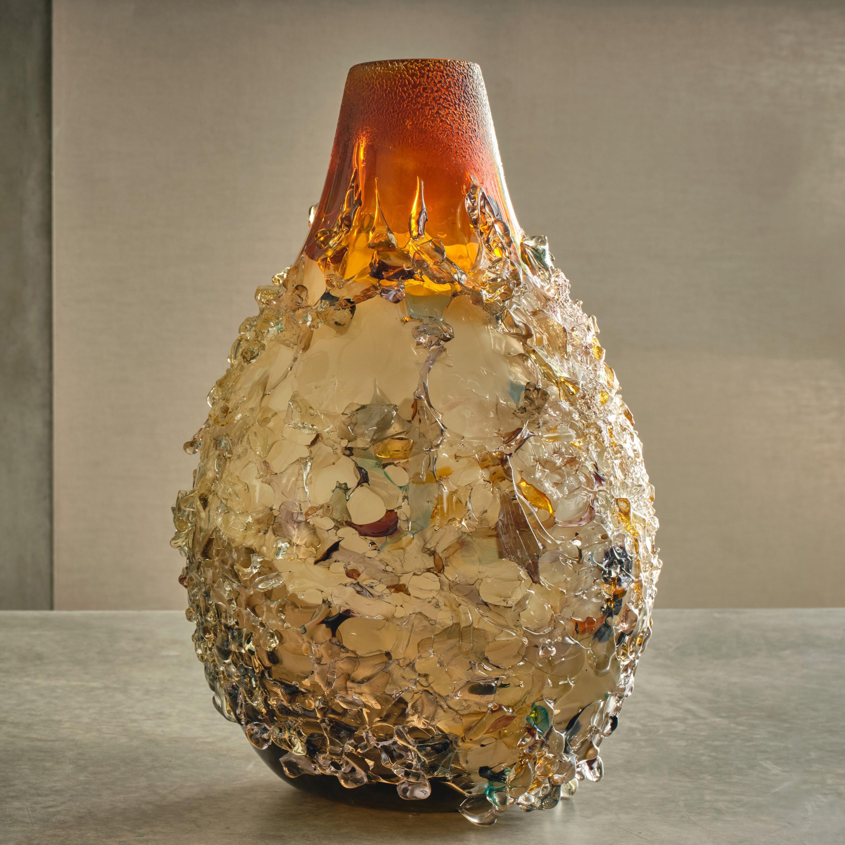 Verre Vase sculptural Sakura TFO23036 en verre orange et crème brûlé de Maarten Vrolijk en vente