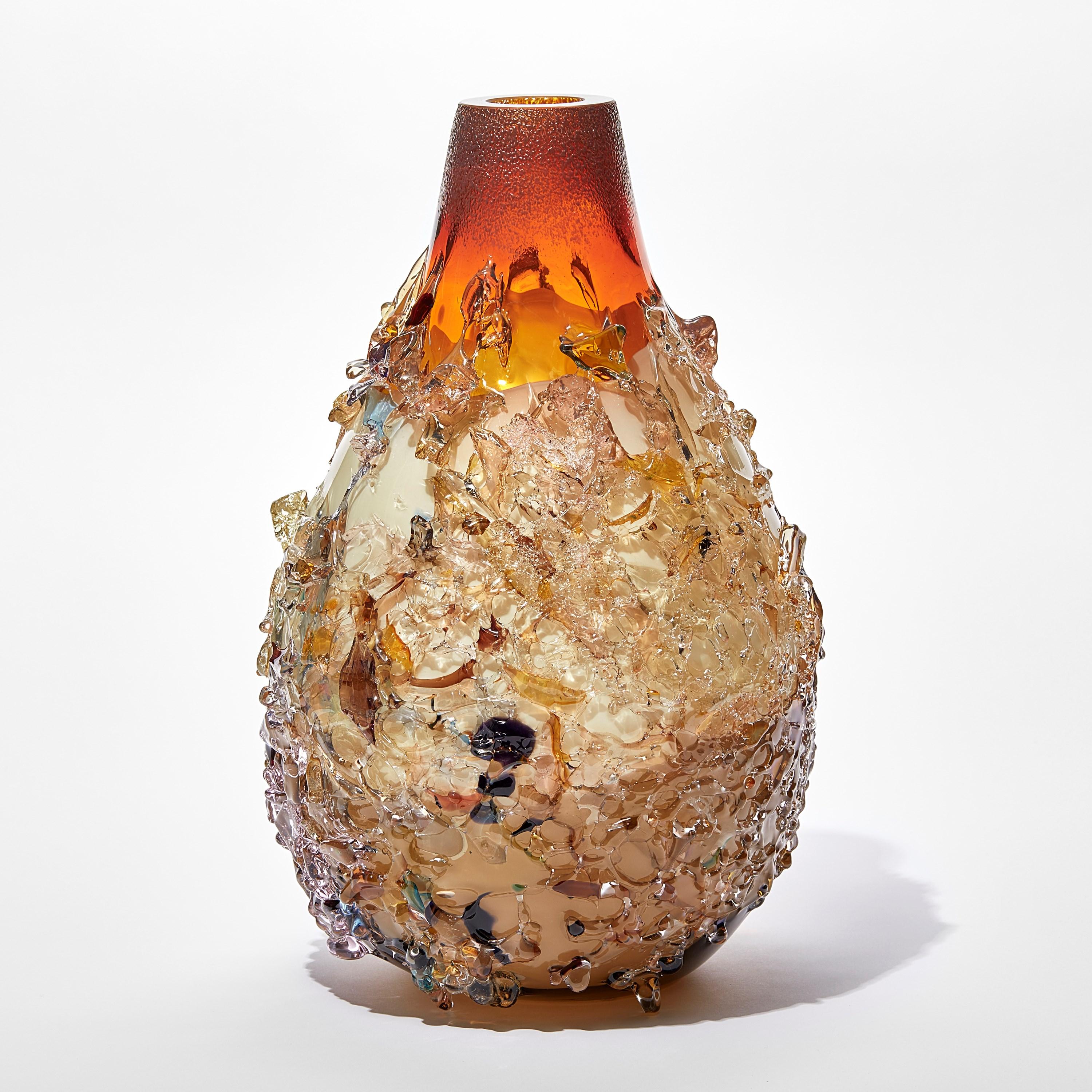 Sakura TFO23036 est un vase sculptural unique en verre d'art soufflé à la main orange brûlé, crème, jade et multicolore, recouvert d'un ornement en tesson de verre organique par l'artiste néerlandais Maarten Vorlijk. La pièce est polie à la flamme