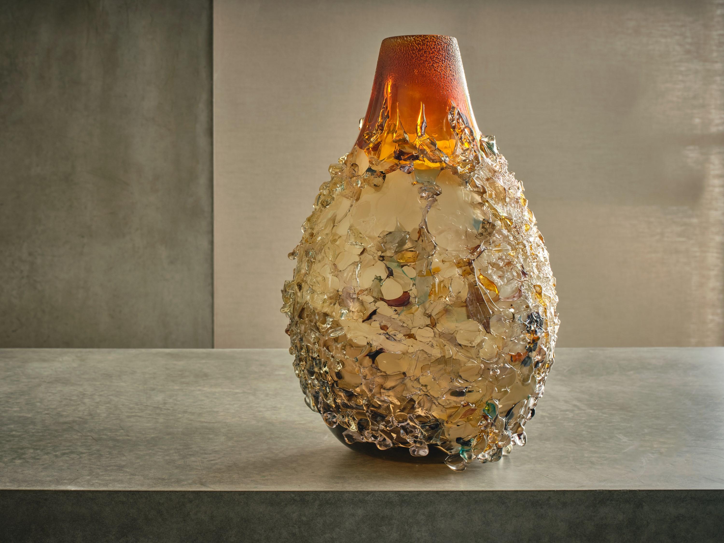 Vase sculptural Sakura TFO23036 en verre orange et crème brûlé de Maarten Vrolijk en vente 1