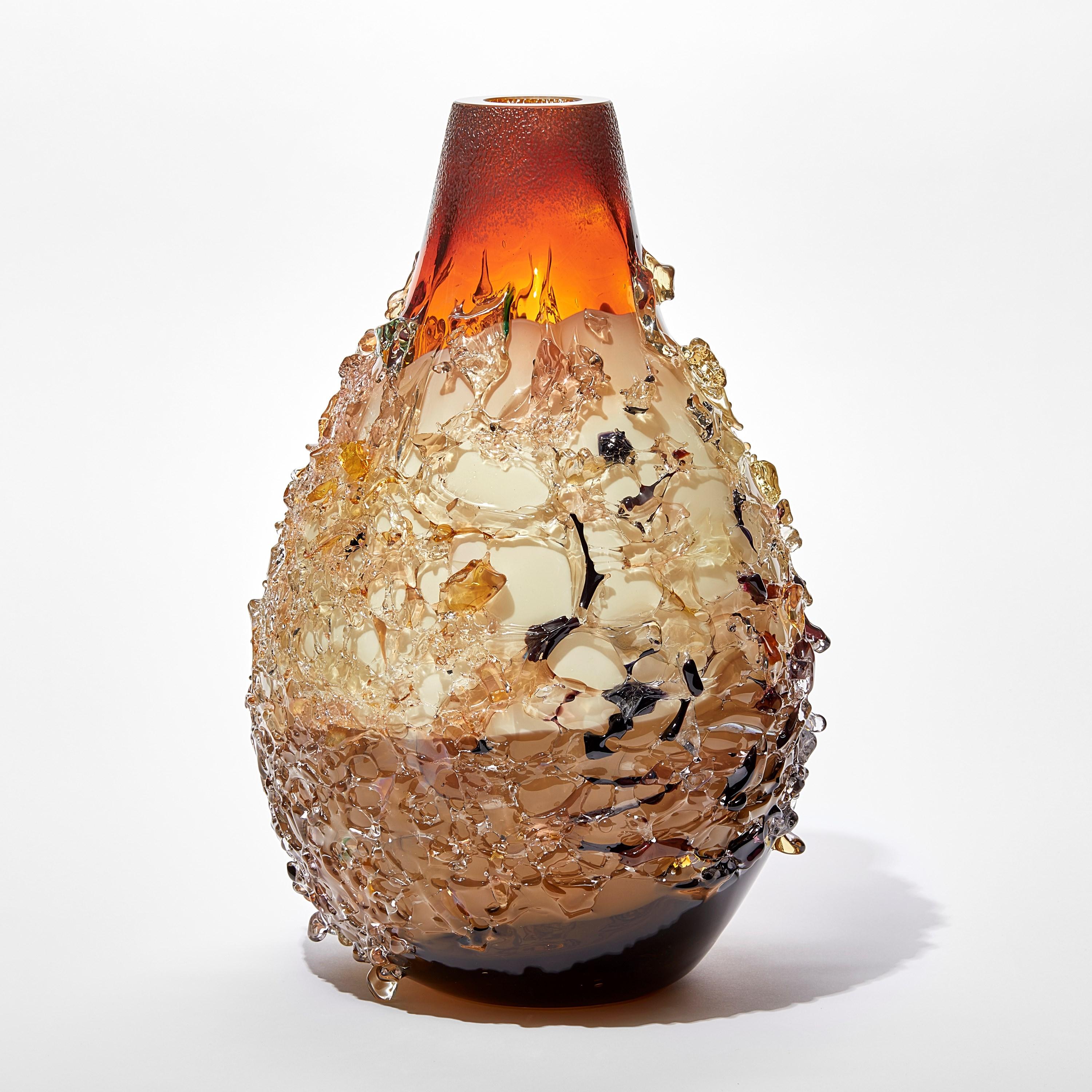 Organique Vase sculptural Sakura TFO23036 en verre orange et crème brûlé de Maarten Vrolijk en vente