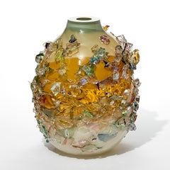 Sakura TFO24017, eine skulpturale Vase aus Salbei, Bernstein und Gold von Maarten Vrolijk