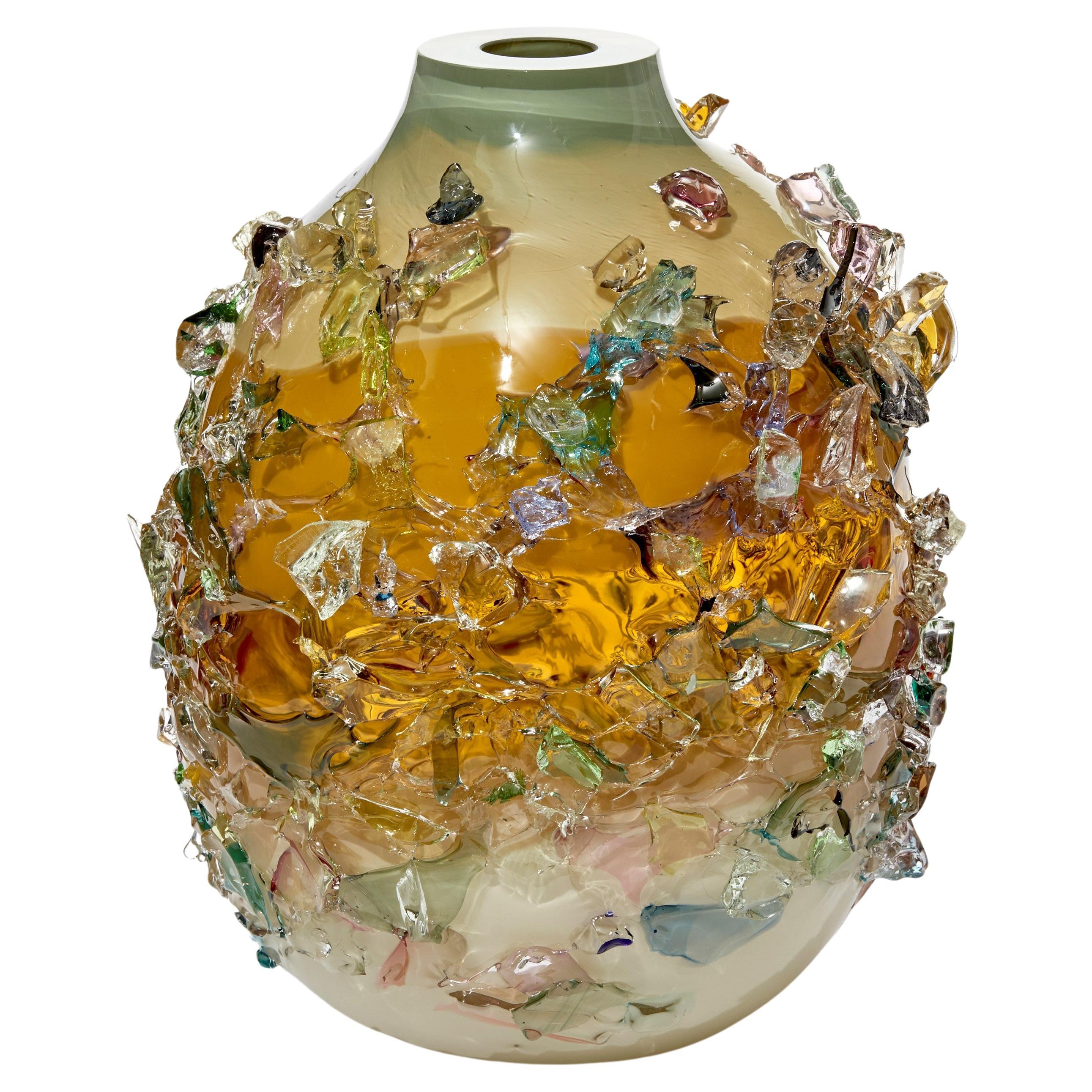 Sage TFO24017, un vase sculptural en verre sauge, ambre et or de Maarten Vrolijk