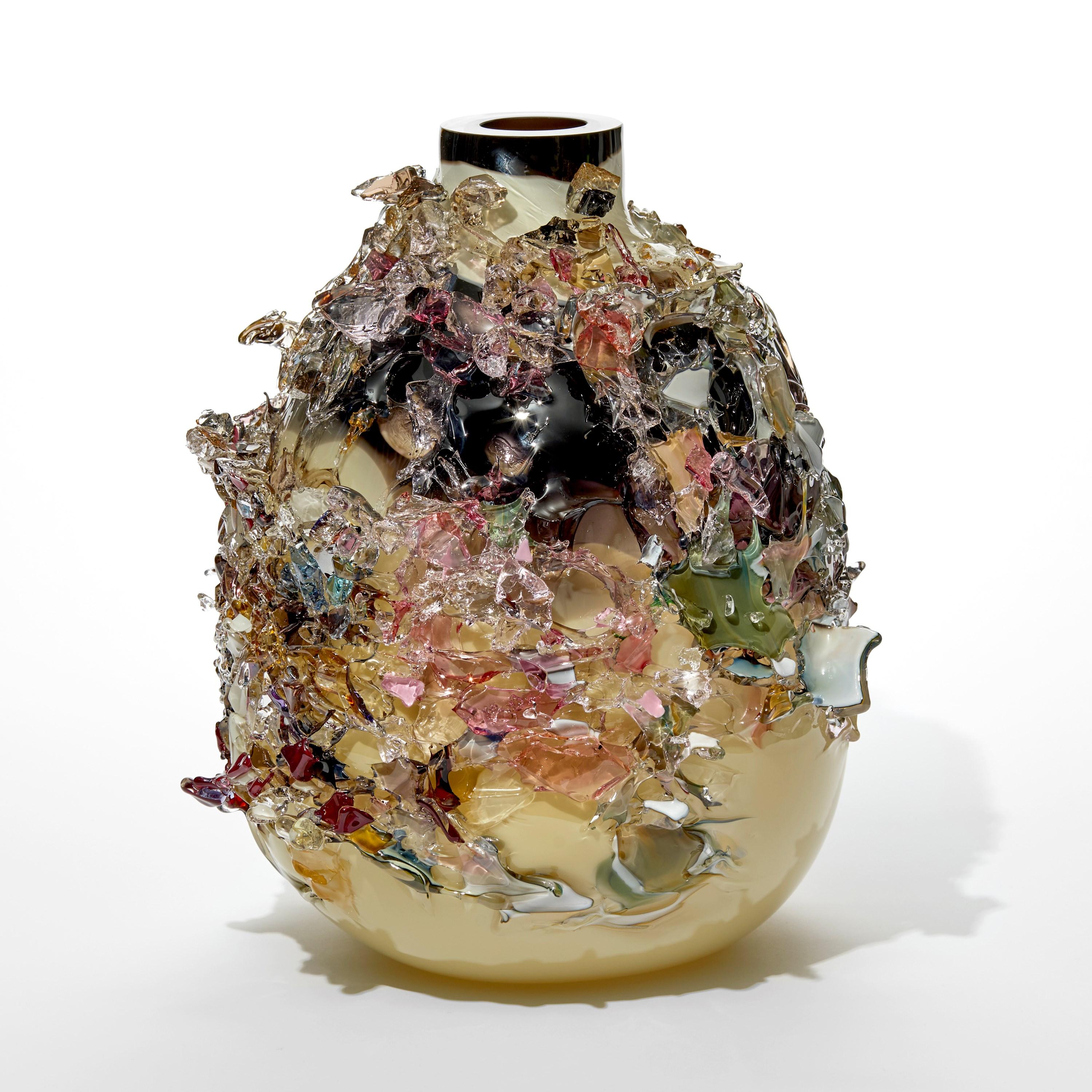Fatto a mano Sakura TFO24025, un vaso scultura in vetro nero, crema e rosa di Maarten Vrolijk in vendita