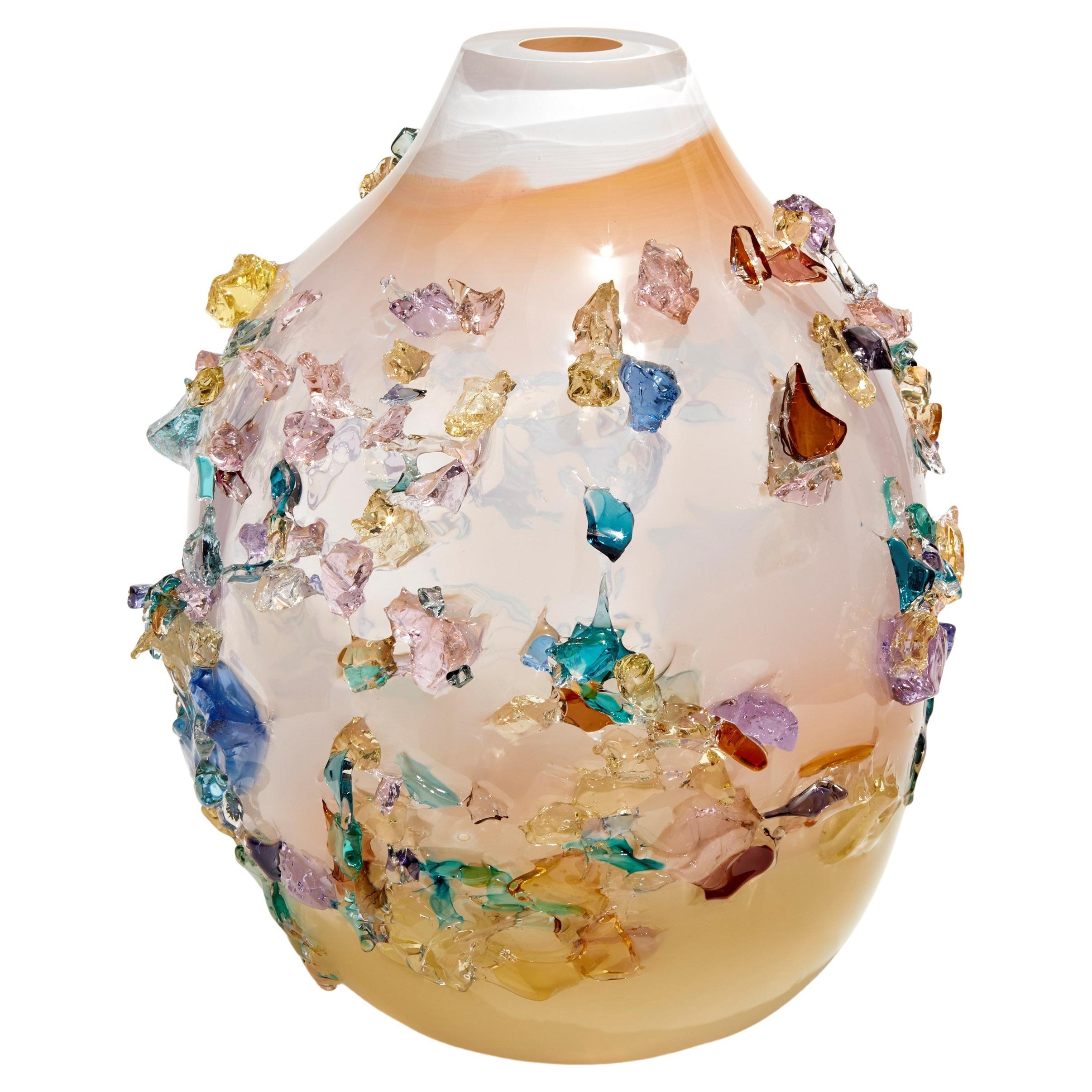 Sakura TRP21015, eine Glasvase in Korallen mit gemischten Farben von Maarten Vrolijk