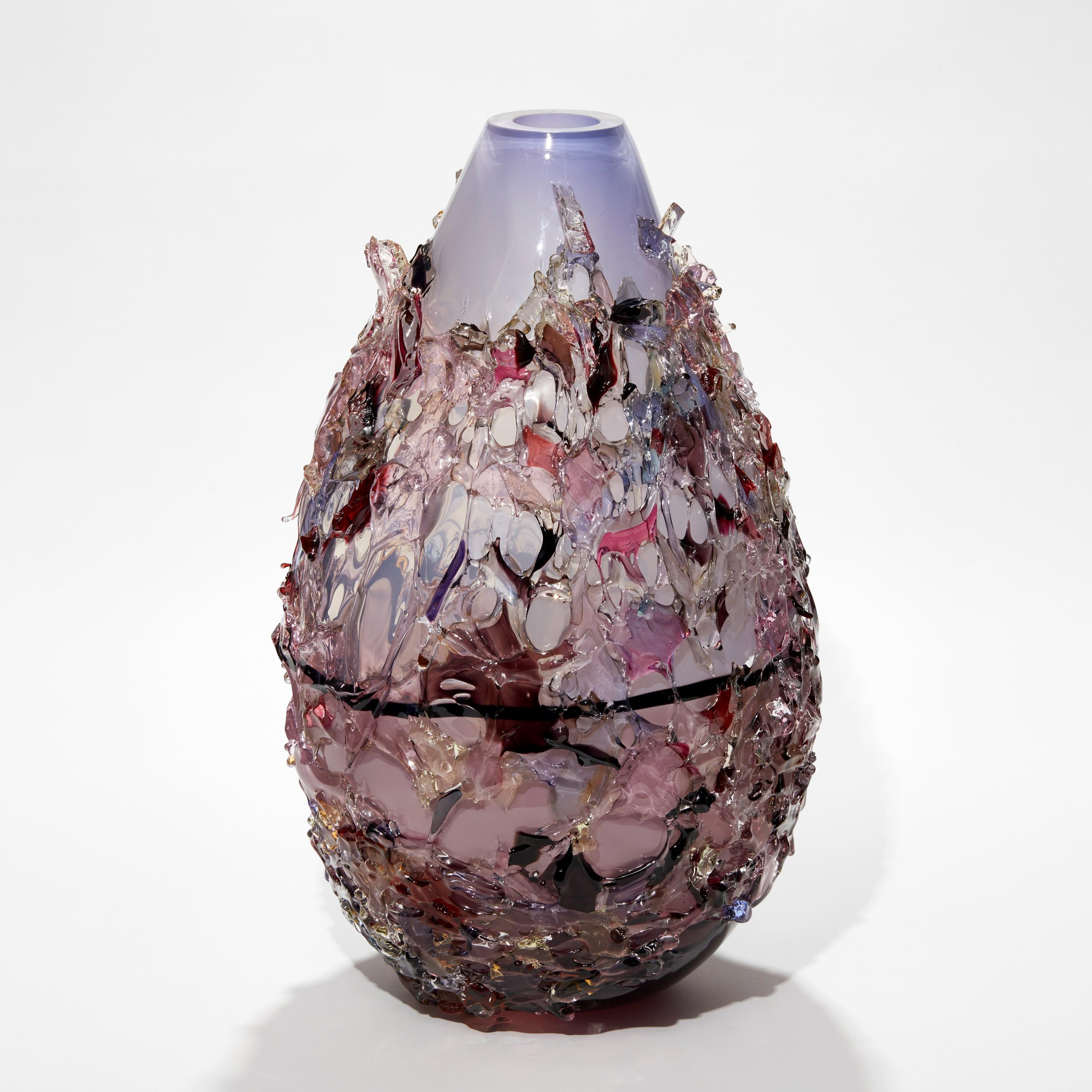 Sakura TRP22018 è un vaso scultoreo in vetro artistico soffiato a mano, unico nel suo genere, di colore melanzana, lilla e multicolore, ricoperto da un ornamento organico in frammenti di vetro realizzato dall'artista olandese Maarten Vorlijk. Il