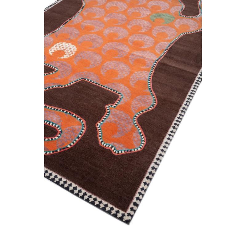 Sumérgete en la profunda herencia del subcontinente indio con la alfombra Sakya. Diseñada por la estimada diseñadora de AD100 Pavitra Rajaram, esta exquisita pieza se inspira en antiguas tradiciones budistas e hindúes. En su núcleo se encuentra el